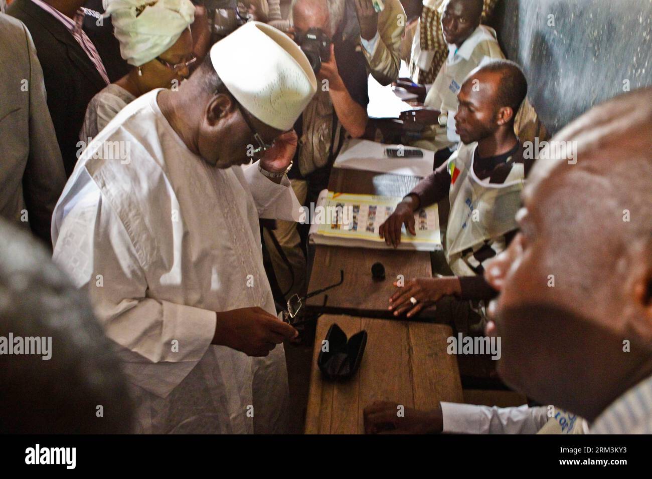 Bildnummer : 60229379 Datum : 28.07.2013 Copyright : imago/Xinhua (130728) -- BAMAKO, 28 juillet 2013 (Xinhua) -- le candidat malien à la présidence du rassemblement pour le Mali (RPM) Ibrahim Boubacar Keita (IBK) change de lunettes après avoir voté à Bamako, capitale du Mali, le 28 juillet 2013. Le politicien de 68 ans, connu sous le nom d'IBK, a été Premier ministre du Mali de 1994 à 2000. Keita est considéré comme l'un des principaux candidats à l'élection présidentielle de 2013. (Xinhua/Li Jing)(xzj) MALI-BAMAKO-ÉLECTION PRÉSIDENTIELLE-IBK-VOTE PUBLICATIONxNOTxINxCHN Politik People Wahlen premiumd x0x xmb 2013 quer 602 Banque D'Images