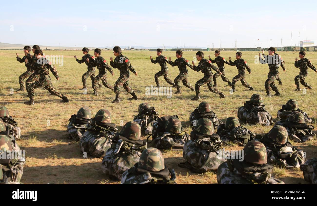 Bildnummer : 60240389 Datum : 16.07.2013 Copyright : imago/Xinhua PÉKIN, 17 juillet 2013 -- des soldats féminins font une démonstration de boxe militaire à la base d'entraînement de Zhurihe dans la région autonome de Mongolie intérieure du nord de la Chine, le 16 juillet 2013. La première unité féminine des forces spéciales créée par l Armée populaire de libération chinoise a reçu une formation intensive à l approche de la Journée de l Armée. Le plus jeune soldat de l'unité a 18 ans alors que le plus âgé a 26 ans. Toutes les femmes soldats ont un diplôme universitaire ou supérieur et ont été formées pour maîtriser des compétences spéciales de combat. (Xinhua/Wang Jianmin) (mp) CHINE-INNE Banque D'Images