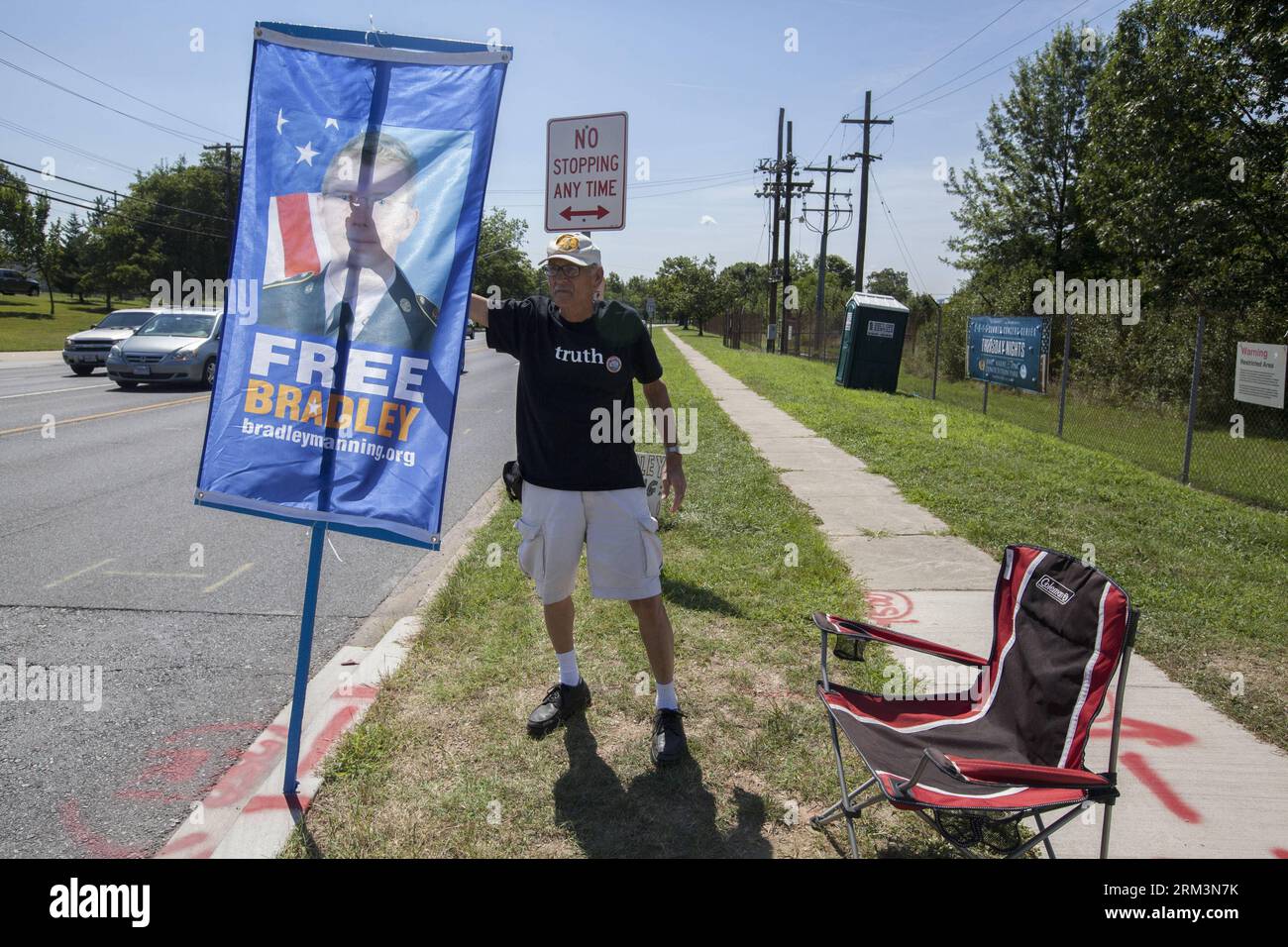 Bildnummer : 60254997 Datum : 30.07.2013 Copyright : imago/Xinhua (130730) -- FORT MEADE, MD., 30 juillet 2013 (Xinhua) -- Un homme proteste contre l'emprisonnement de Bradley Manning devant le fort Meade, Maryland, où Manning est jugé, le 30 juillet 2013. Mardi, un juge militaire américain a jugé Bradley Manning, le soldat de l’armée qui est accusé d’avoir divulgué des informations classifiées au site de dénonciation Wikileaks, non coupable d’avoir aidé l’ennemi, la plus grave des accusations auxquelles il a été confronté, mais coupable de la plupart des autres accusations. (Xinhua/Marcus DiPaola) US-FORT MEADE-BRADLEY MANNING-WIKILEAKS PUBLICATIONxNOTxINxCHN po Banque D'Images