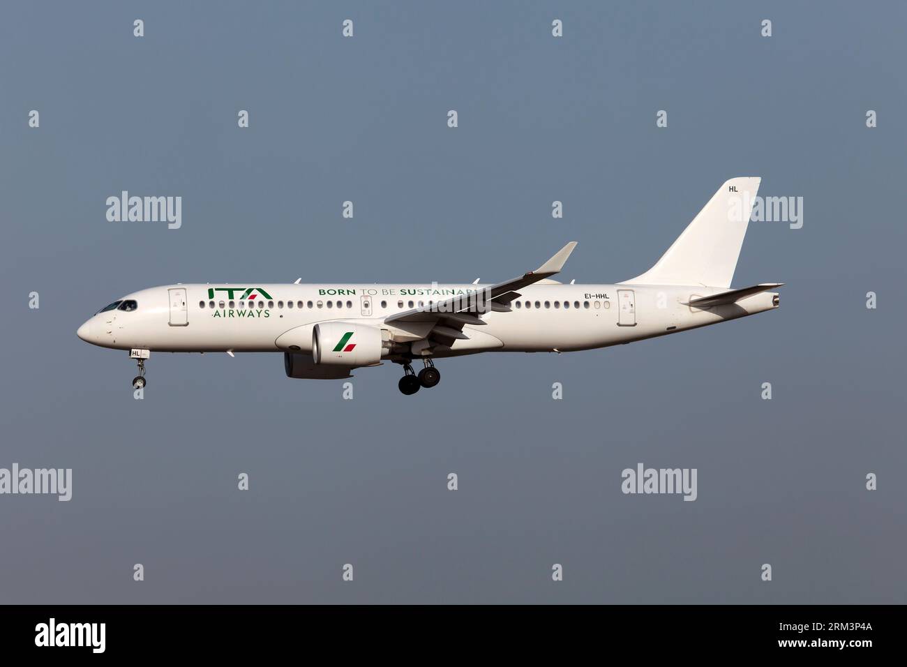 Rome, Italie. 16 juillet 2023. Un Airbus 220 d'ITA Airways atterrissant à l'aéroport de Rome fiumicino l'A220-300 est un Airbus monocouloir de 150/160 sièges. Il s'agit d'un avion conçu pour les vols court et moyen-courriers. La principale force de l'avion est son aérodynamisme avancé qui, associé aux turboréacteurs spécialement conçus, permet une réduction de 25 % de la consommation de carburant (et des émissions de CO2). La flotte d'ITA Airways comprend actuellement 5 A220-300 (photo de Fabrizio Gandolfo/SOPA Images/Sipa USA) crédit : SIPA USA/Alamy Live News Banque D'Images