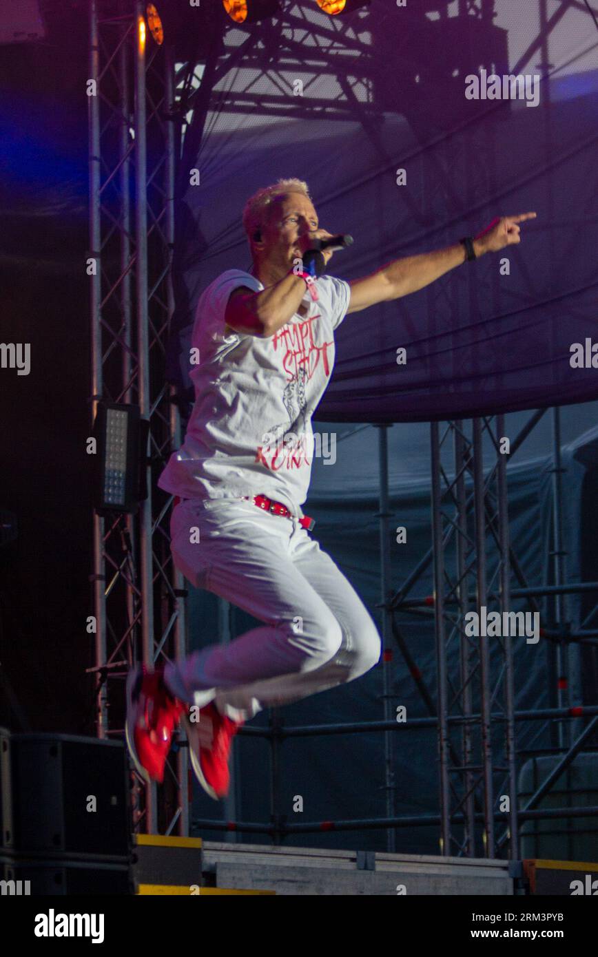 CarFest, Laverstoke Park Farm, Hampshire, Royaume-Uni. 26 août 2023. Rick Parfitt Jr se produit au CarFest. Créé par Chris Evans, CarFest est le plus grand festival familial de collecte de fonds au Royaume-Uni. Crédit : Julian Kemp/Alamy Live News Banque D'Images