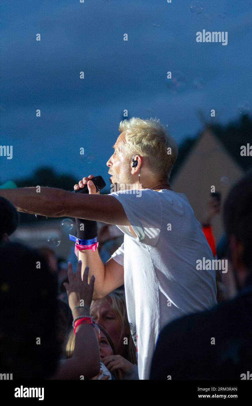 CarFest, Laverstoke Park Farm, Hampshire, Royaume-Uni. 26 août 2023. Rick Parfitt Jr se produit au CarFest. Créé par Chris Evans, CarFest est le plus grand festival familial de collecte de fonds au Royaume-Uni. Crédit : Julian Kemp/Alamy Live News Banque D'Images