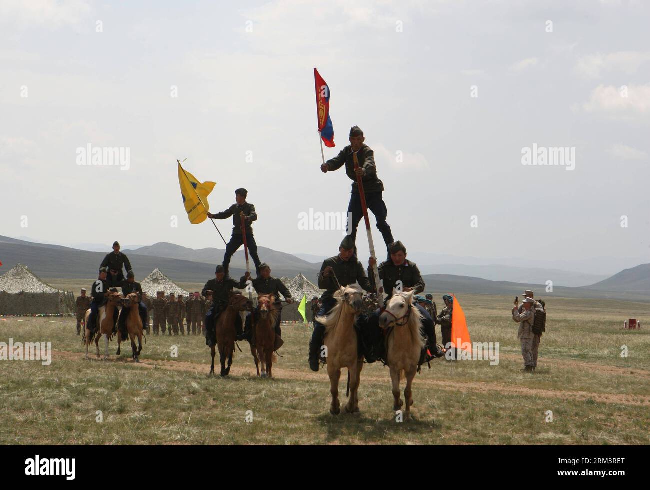 Bildnummer : 60306375 Datum : 03.08.2013 Copyright : imago/Xinhua (130803) -- OULAN BATOR, 3 août 2013 (Xinhua) -- des soldats des cavaleries mongoles se produisent lors de la cérémonie d'ouverture des exercices militaires Khaan Quest dans la zone d'entraînement des cinq collines à Oulan Bator, Mongolie, le 3 août 2013. Les exercices militaires annuels Khaan Quest ont débuté ici samedi avec la participation de plus de 1 000 casques bleus de 14 pays tels que les États-Unis, l'Allemagne et le Japon.(Xinhua/Shi Yongchun) (srb) MONGOLIE-ULAN BATOR-EXERCICE MILITAIRE-KHAAN QUEST PUBLICATIONxNOTxINxCHN Gesellschaft Militärübung Militär Banque D'Images