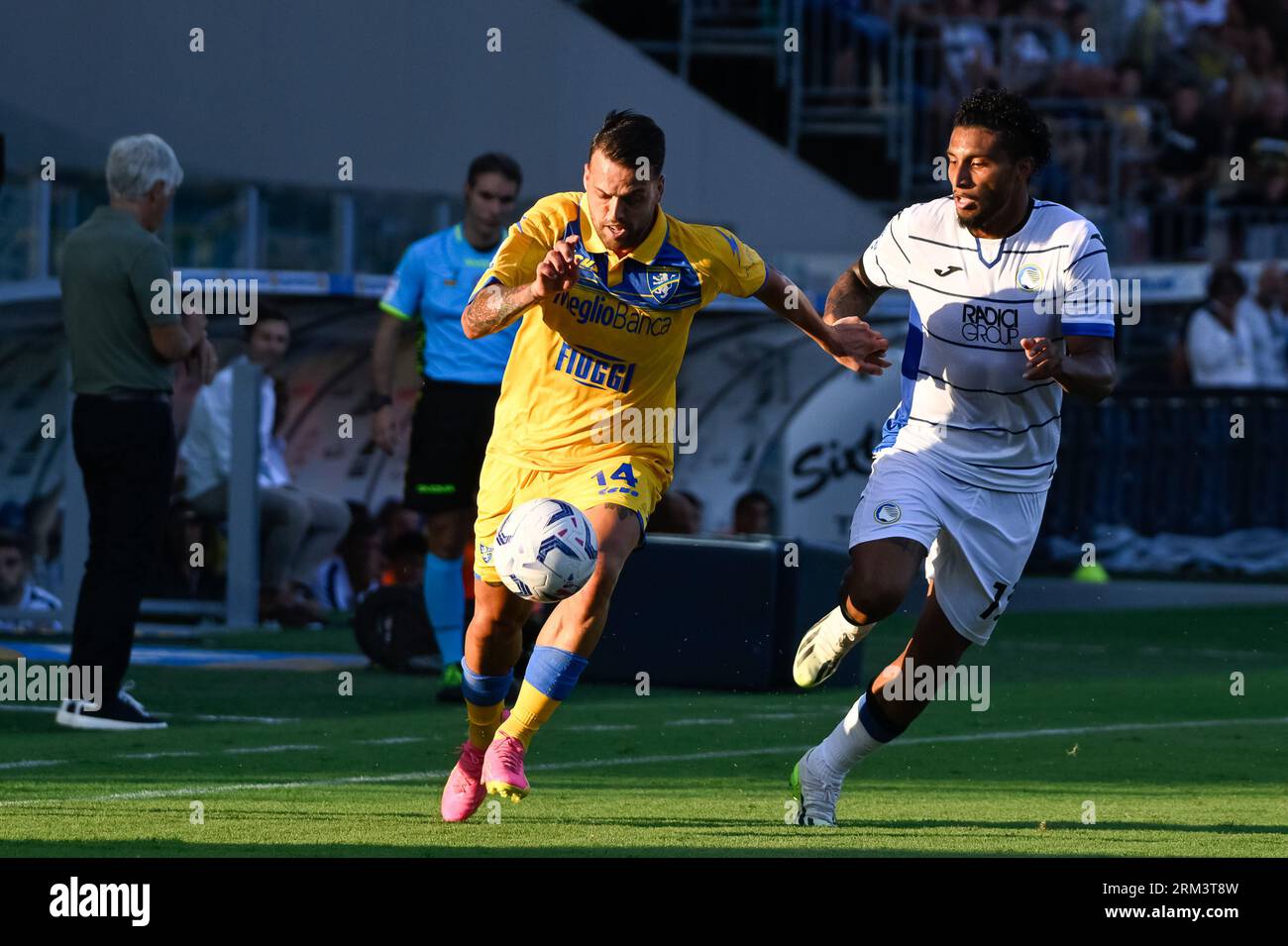 Francesco Gelli et Ederson d'Atalanta BC lors d'un match de football, Stadio Benito Stirpe, Frosinone v Atalanta, 26 août 2023 (photo AllShotLive/Sipa USA) crédit : SIPA USA/Alamy Live News Banque D'Images