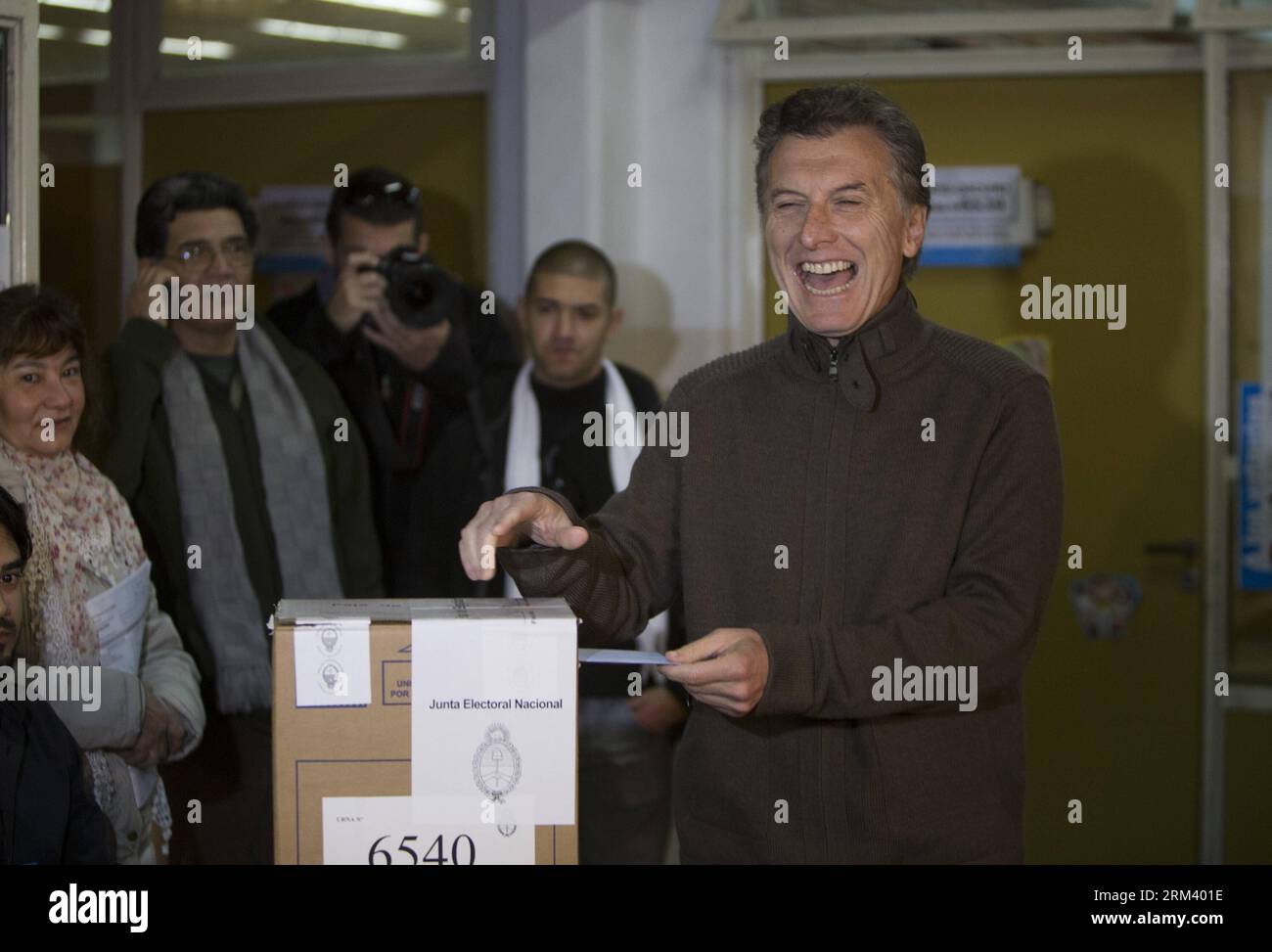 Bildnummer : 60347912 Datum : 11.08.2013 Copyright : imago/Xinhua Buenos Aires le gouverneur Mauricio Macri (à droite) vote dans une école de Buenos Aires, capitale de l'Argentine, le 11 août 2013. Les trois quarts des 40 millions de résidents argentins sont inscrits pour voter dimanche dans le PASO Open, des primaires simultanées et obligatoires pour choisir les candidats pour le vote de mi-mandat d'octobre 27 au cours duquel un tiers de la Chambre basse du Congrès et la moitié des sièges au Sénat seront renouvelés, selon la presse locale. (Xinhua/Martin Zabala) (da) (py) ARGENTINA-BUENOS AIRES-PASO-ELECTIONS PUBLIQUES Banque D'Images