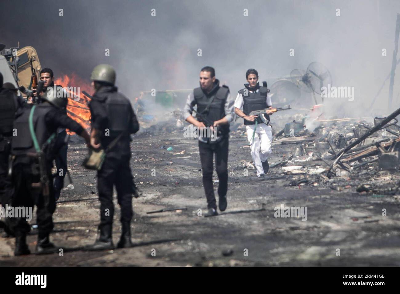 Bildnummer : 60356640 Datum : 14.08.2013 Copyright : imago/Xinhua (130814) -- LE CAIRE, 14 août 2013 (Xinhua) -- des policiers sont vus dans le camp de Raba Al-Adaweya dans la ville de Nasr du Caire, Egypte, 14 août 2013. Les forces de sécurité égyptiennes ont pris le contrôle total des deux places principales où les partisans du président déchu MohamedMorsi étaient assis depuis environ 45 jours, après que l’opération de dispersion a commencé aux premières heures de mercredi, a rapporté l’agence de presse MENA dirigée par l’État. (Xinhua/Amru Salahuddien) (lyx) ÉGYPTE-CAIRE-TROUBLES-ÉVACUATION PUBLICATIONxNOTxINxCHN Gesellschaft Ägypten Politik Unruh Banque D'Images