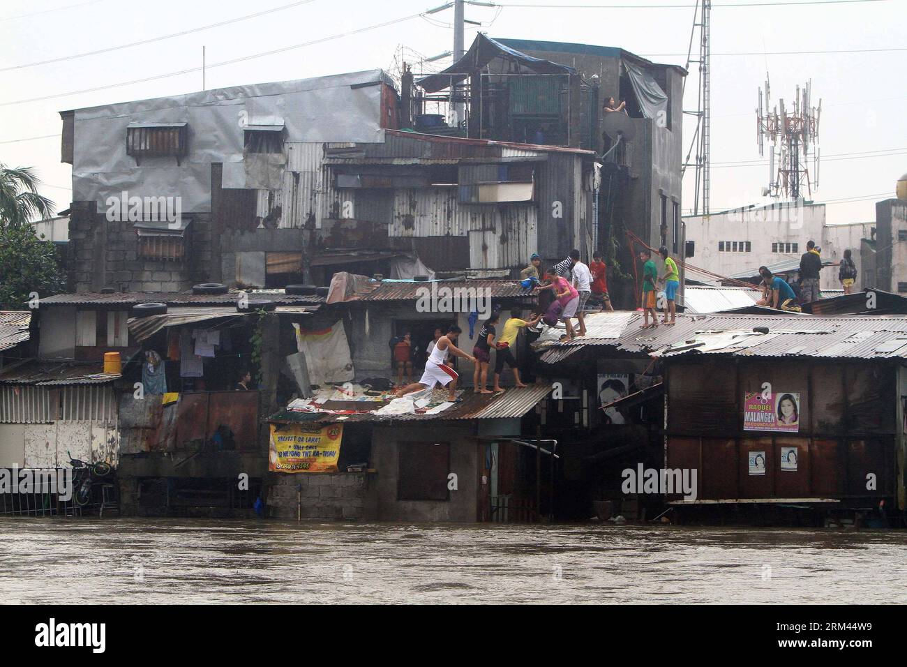 Bildnummer: 60372015 Datum: 20.08.2013 Copyright: imago/Xinhua (130820) -- QUEZON CITY, Aug. 20, 2013 (Xinhua) -- Residents climb to the rooftop of their shanties to avoid the flood brought by heavy monsoon rain in Quezon City, the Philippines, on Aug. 20, 2013. At least seven died and over 600,000 were affected by massive flooding in Metro Manila and other parts of the Philippines due to southwest monsoon rain, a senior government official said Tuesday. (Xinhua/Rouelle Umali) (djj) PHILIPPINES-QUEZON CITY-FLOOD PUBLICATIONxNOTxINxCHN Gesellschaft Naturkatastrophe Hochwasser Flut xcb x0x 201 Banque D'Images