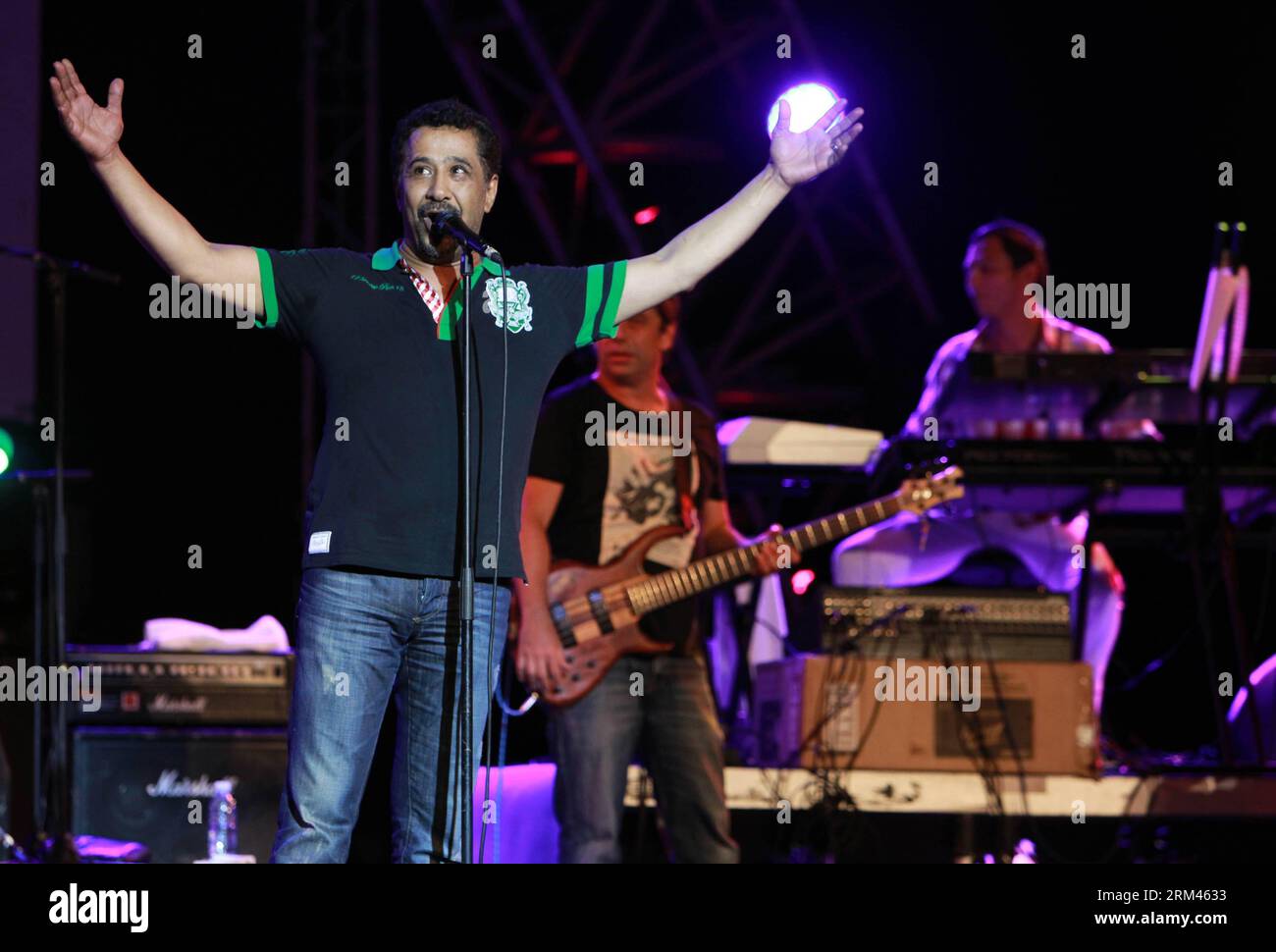 ALGER, le 21 août 2013 - le chanteur algérien Cheb Khaled se produit au Théâtre Casif à Sidi Fredj à Alger, Algérie, le 21 août 2013. Cheb Khaled est un chanteur et auteur-compositeur algérien célèbre de la rai avec une renommée particulière dans le monde arabe et une popularité internationale à travers le monde. Xinhua/Mohamed Kadri djj ALGERIA-ALGIERS-CHEB KHALED PUBLICATIONxNOTxINxCHN Banque D'Images