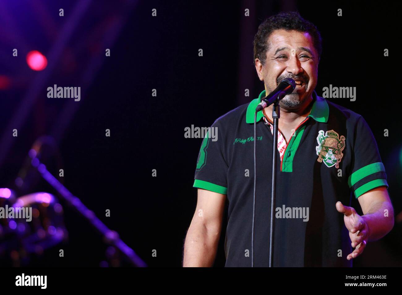 Bildnummer : 60381817 Datum : 21.08.2013 Copyright : imago/Xinhua ALGER, 21 août 2013 - le chanteur algérien Cheb Khaled se produit au Théâtre Casif à Sidi Fredj à Alger, Algérie, le 21 août 2013. Cheb Khaled est un chanteur et auteur-compositeur algérien célèbre de la rai avec une renommée particulière dans le monde arabe et une popularité internationale à travers le monde. (Xinhua/Mohamed Kadri) (djj) ALGÉRIE-ALGER-CHEB KHALED PUBLICATIONxNOTxINxCHN Entertainment People x0x xkg 2013 quer 60381817 Date 21 08 2013 Copyright Imago XINHUA Alger août 21 2013 le chanteur algérien Cheb Khaled se produit AU Théâtre de Sidi Fredj en Algie Banque D'Images