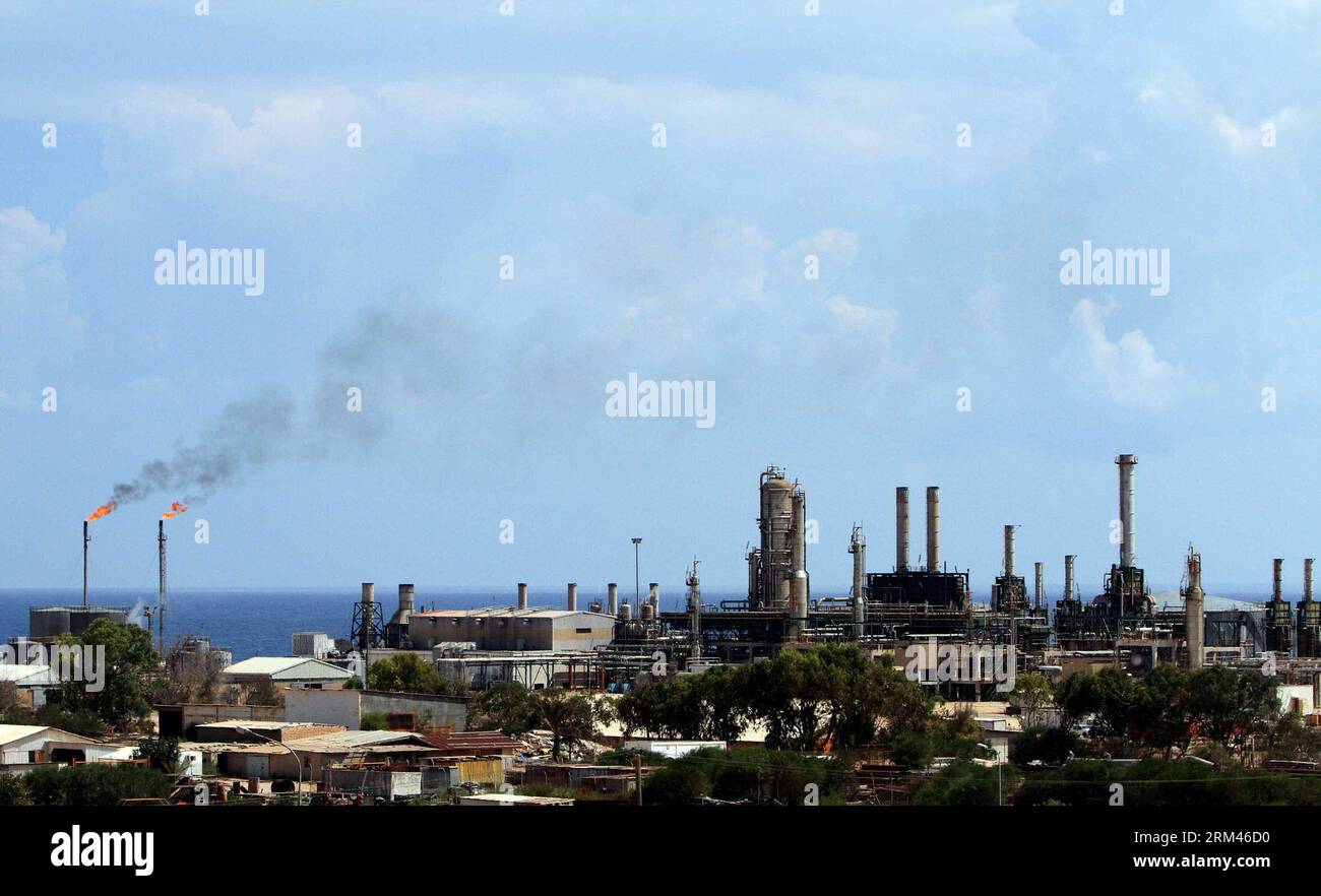 Bildnummer : 60383625 Datum : 22.08.2013 Copyright : imago/Xinhua TRIPOLI, (Xinhua) -- la photo montre une vue générale de la raffinerie de pétrole Azzawiya dans la ville d'Az-Zawiyah, à environ 48 km à l'ouest de la capitale lybienne Tripoli. (Xinhua/Hamza Turkia)(zhf) LIBYA-TRIPOLI-OIL COMPANY PUBLICATIONxNOTxINxCHN Ölraffinerie raffinerie Öl xns x0x 2013 quer Aufmacher premiumd 60383625 Date 22 08 2013 Copyright Imago XINHUA Tripoli XINHUA photo montre une vue générale de la compagnie de raffinage de pétrole Azzawiya dans la ville de Zawiyah sectaire AZ à environ 48 km À L'OUEST de la capitale lybienne Tripoli XINHUA Hamza Turkia Libye Tripoli Banque D'Images