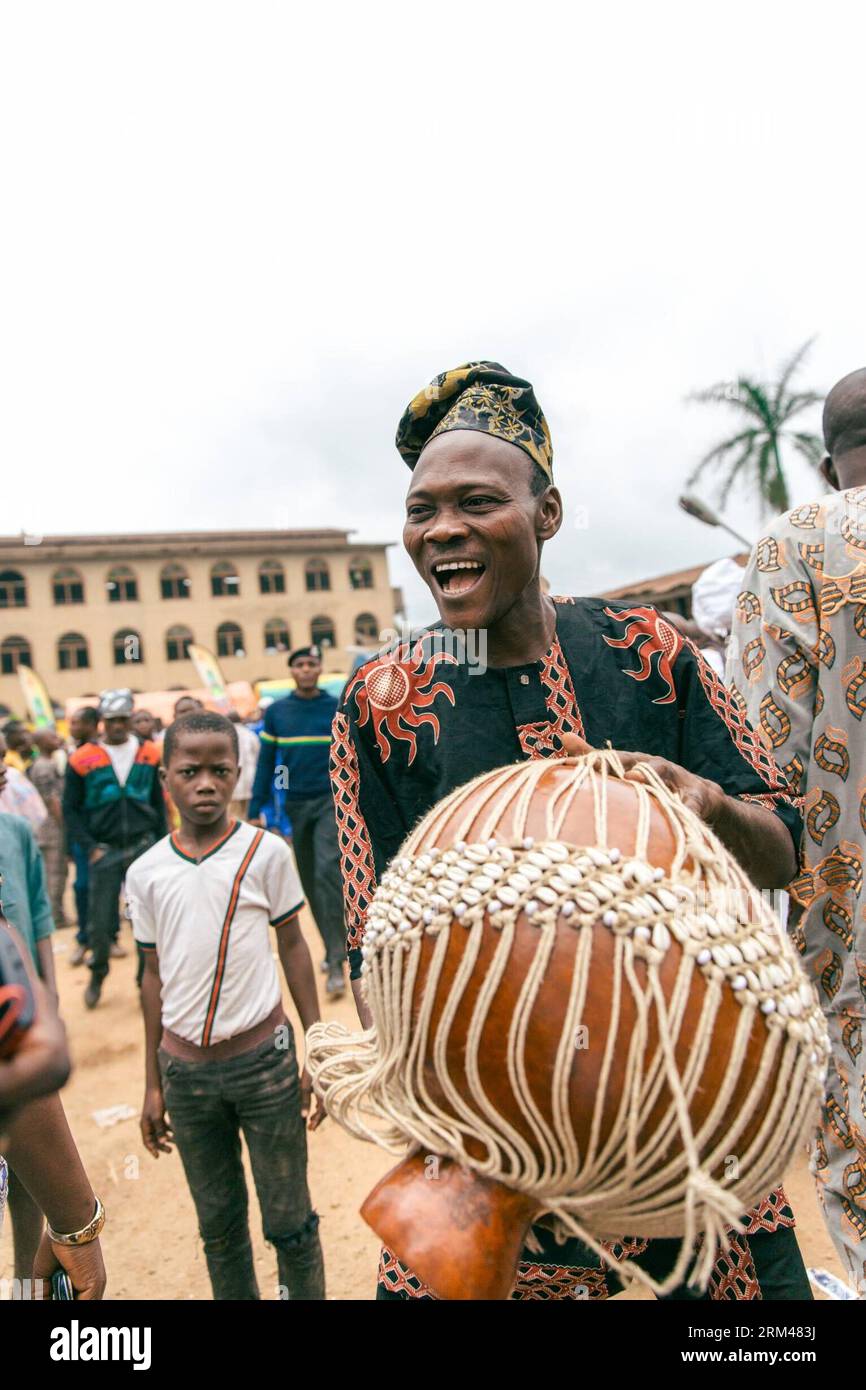 Bildnummer : 60393623 Datum : 23.08.2013 Copyright : imago/Xinhua Un artiste joue du tambour pendant le festival Osun Osogbo, ou le festival de la déesse de la rivière, à Osogbo, capitale du sud-ouest du Nigeria de l'État d'Osun, le 23 août 2013. Chaque mois d’août à Osogbo, le festival offre l’occasion aux indigènes d’Osogbo, à leurs amis et sympathisants ainsi qu’aux touristes amateurs de plaisir de converger en ville pour la célébration annuelle. Le festival a acquis une reconnaissance mondiale à tel point que le bosquet d'Osun a été inscrit comme site du patrimoine mondial en 2005. (Xinhua/Zhang Weiyi) NIGERIA-OSOGBO-RIVER GODD Banque D'Images