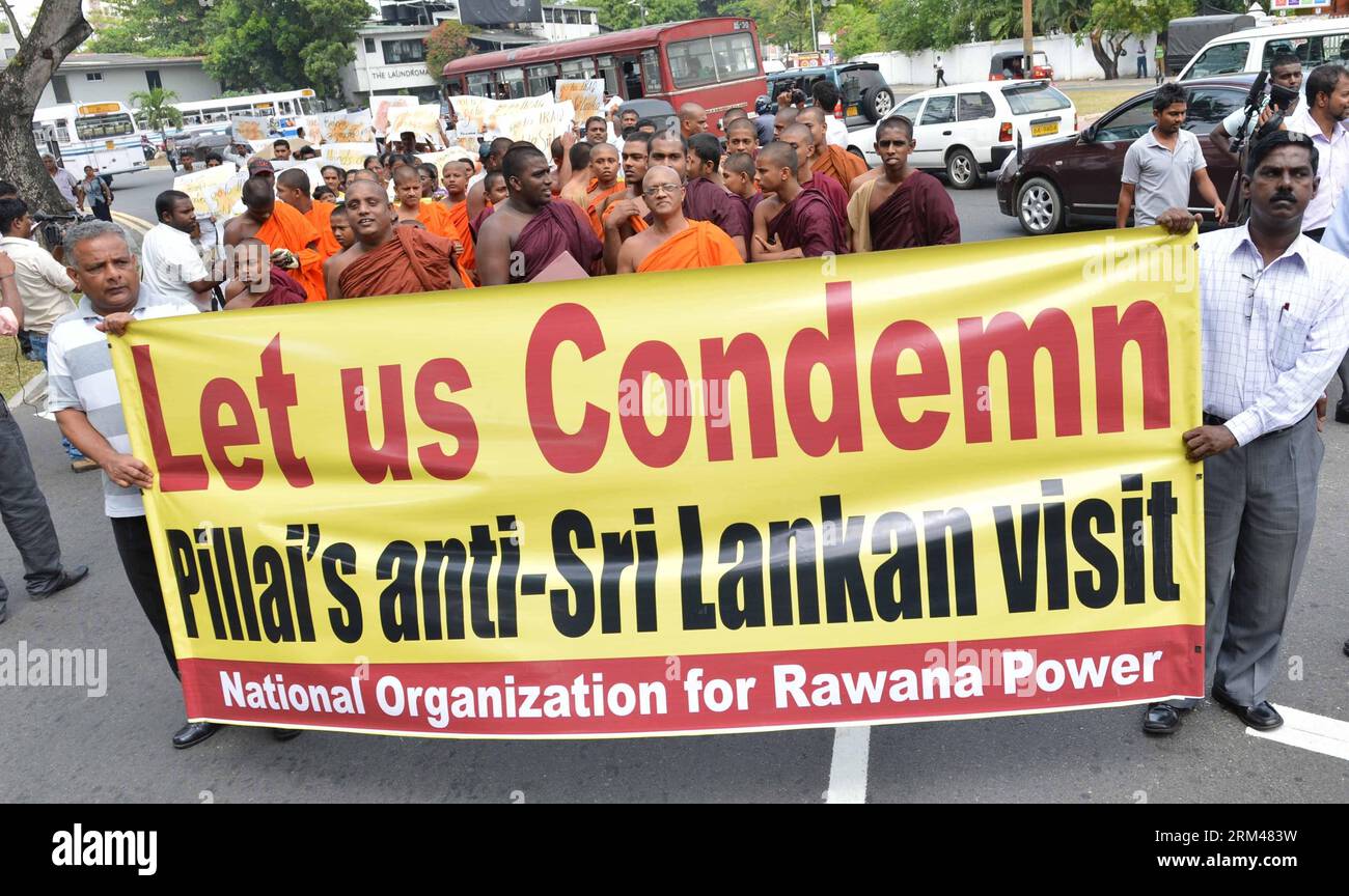 Bildnummer : 60393613 Datum : 26.08.2013 Copyright : imago/Xinhua (130826) -- COLOMBO, 26 août 2013 (Xinhua) -- des militants pro-gouvernementaux dirigés par des moines bouddhistes manifestent lors d'une manifestation dénonçant la visite de Navi Pillay, Haut-Commissaire des Nations Unies aux droits de l'homme, devant le bureau des Nations Unies à Colombo, Sri Lanka, le 26 août 2013. Navi Pillay a donné le coup d'envoi de sa visite de haut niveau au Sri Lanka, en se concentrant sur les progrès du gouvernement sur les réformes institutionnelles et juridiques relatives à la responsabilité, y compris les poursuites judiciaires contre les anciens cardeurs de Tigres tamouls, a déclaré lundi un responsable ici. (Xinhua/Pushpika Banque D'Images