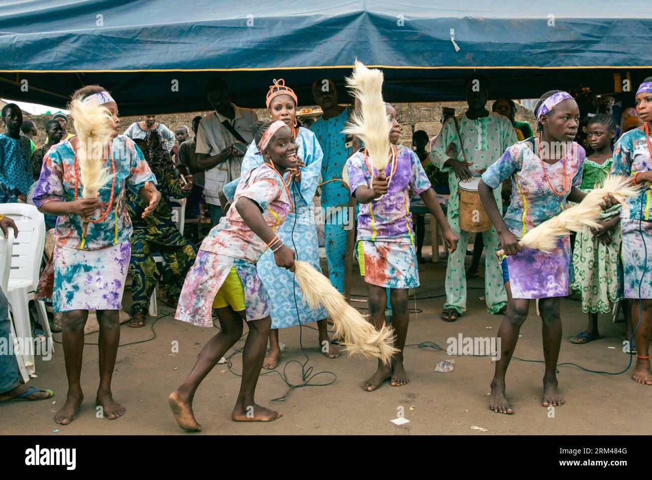 Bildnummer : 60393616 Datum : 23.08.2013 Copyright : imago/Xinhua les filles locales dansent pendant le festival Osun Osogbo, ou le festival de la déesse de la rivière, à Osogbo, capitale du sud-ouest du Nigeria s État d'Osun, le 23 août 2013. Chaque mois d’août à Osogbo, le festival offre l’occasion aux indigènes d’Osogbo, à leurs amis et sympathisants ainsi qu’aux touristes amateurs de plaisir de converger en ville pour la célébration annuelle. Le festival a acquis une reconnaissance mondiale à tel point que le bosquet d'Osun a été inscrit comme site du patrimoine mondial en 2005. (Xinhua/Zhang Weiyi) NIGERIA-OSOGBO-DÉESSE DU FLEUVE F Banque D'Images