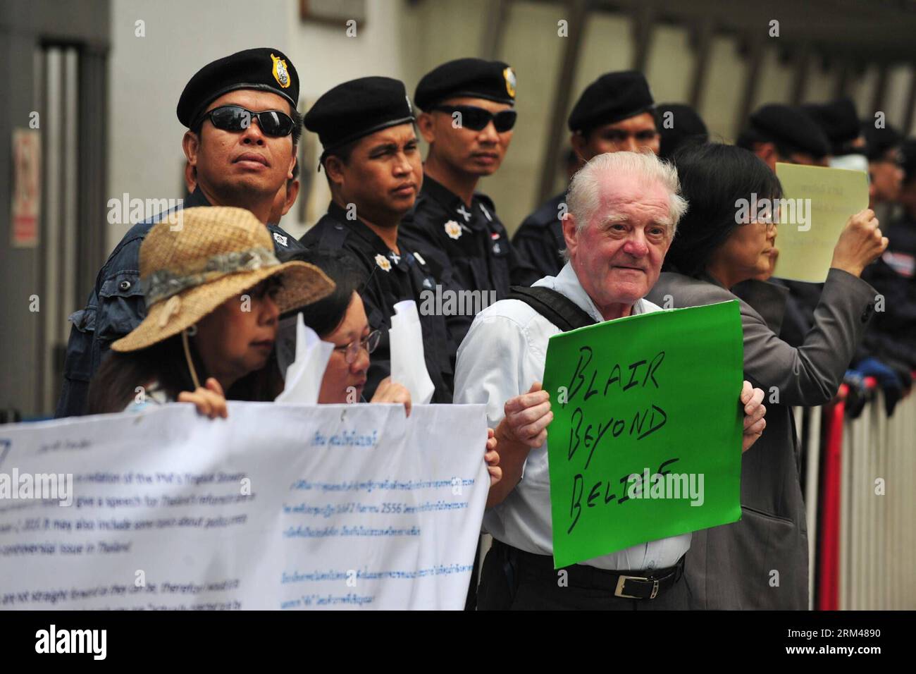 Bildnummer : 60396338 Datum : 27.08.2013 Copyright : imago/Xinhua (130827) -- BANGKOK, 27 août 2013 (Xinhua) -- un homme tient une pancarte lors d'une manifestation devant l'ambassade britannique à Bangkok, Thaïlande, le 27 août 2013. Protestation contre l'ancien Premier ministre britannique Tony Blair pour avoir participé au forum de réconciliation thaïlandais visant à trouver des solutions aux divisions politiques dans le pays le 2 septembre 2013. (Xinhua/Rachen Sageamsak) THAILAND-BANGKOK-TONY BLAIR-PROTEST PUBLICATIONxNOTxINxCHN Politik Proteste Premiumd x0x xkg 2013 quer 60396338 Date 27 08 2013 Copyright Imago XINHUA Bang Banque D'Images