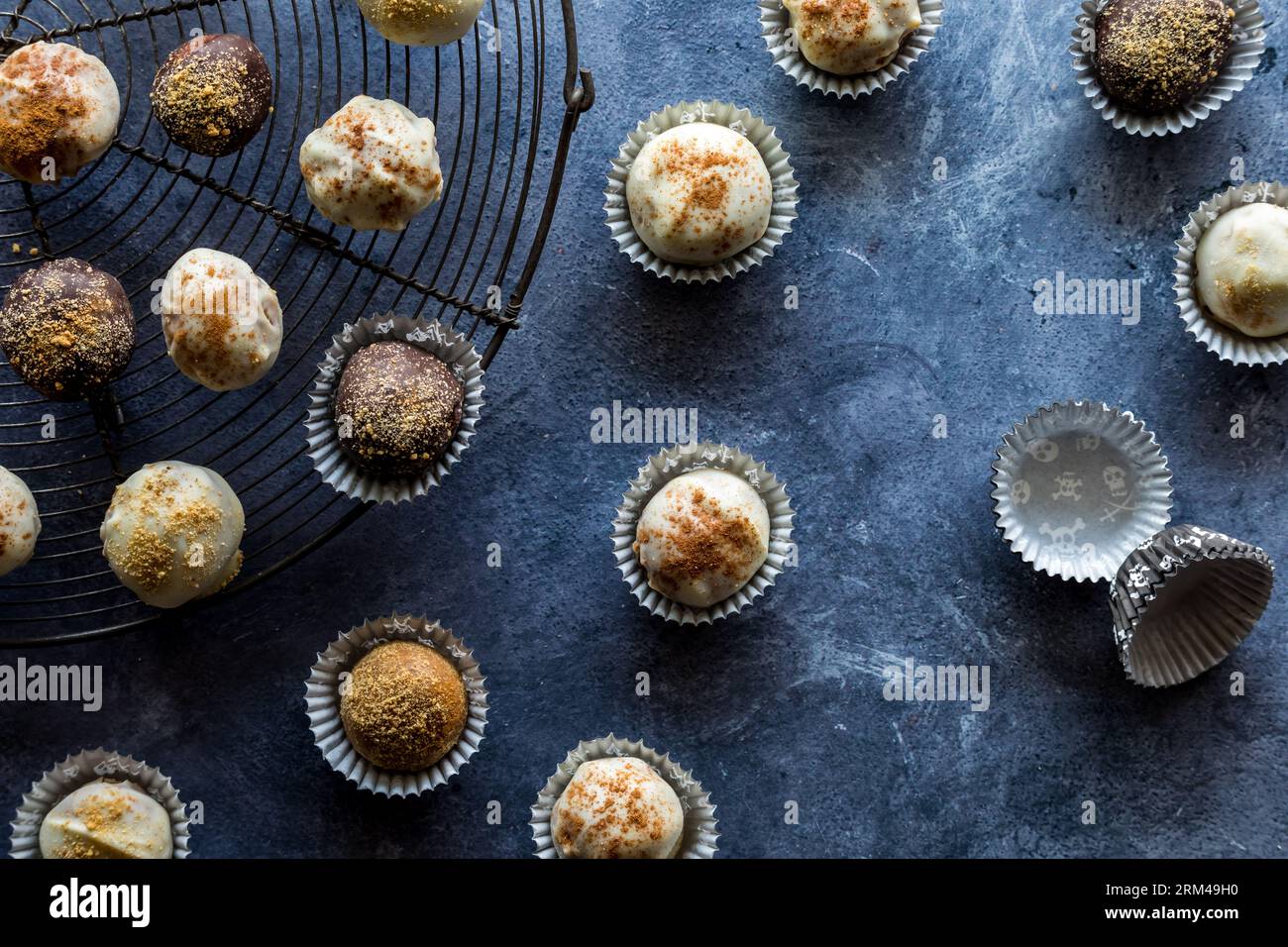 Un arrangement de truffes d'épices de citrouille dans des mini gobelets en papier. Banque D'Images