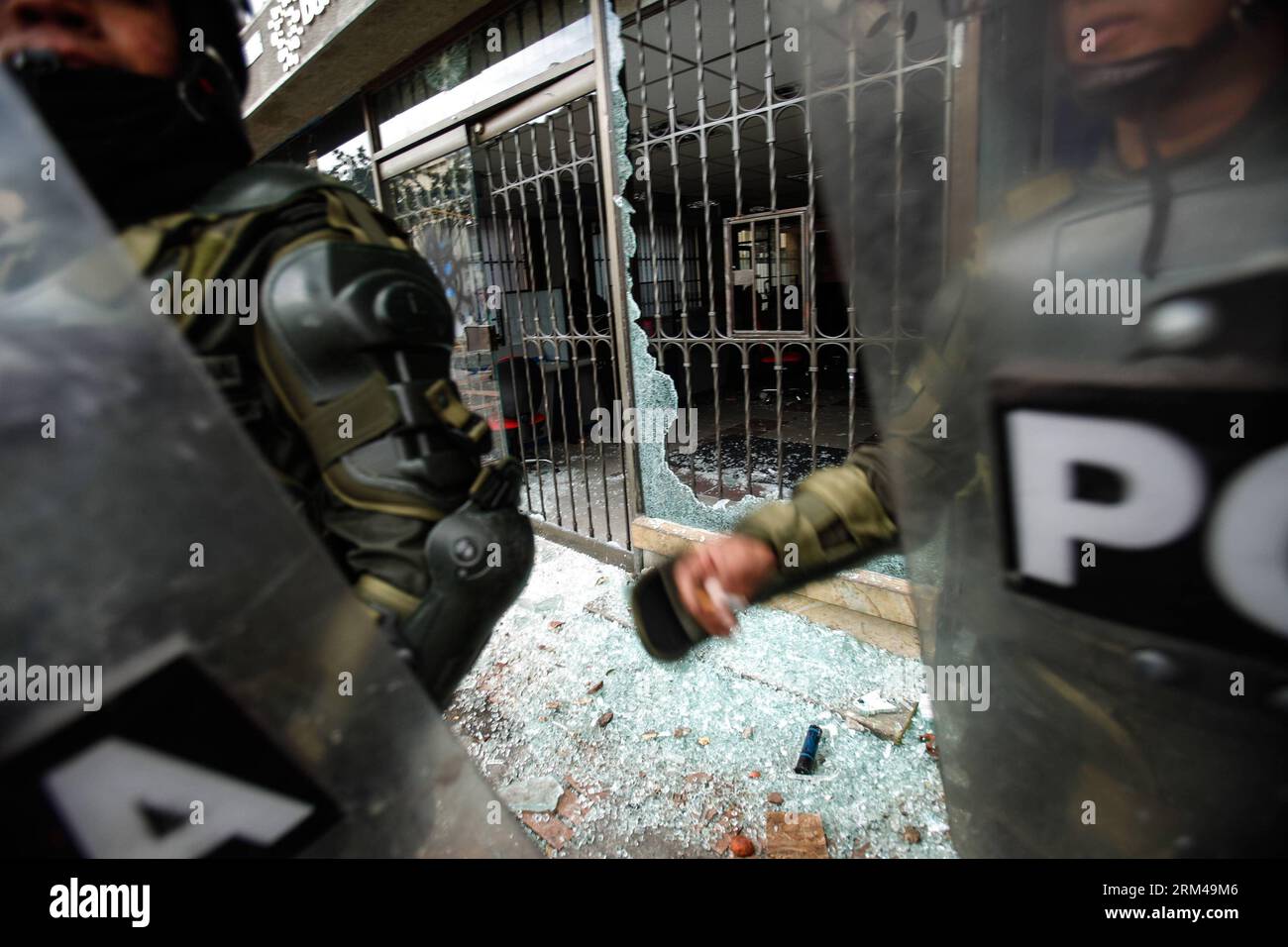Bildnummer : 60409383 Datum : 29.08.2013 Copyright : imago/Xinhua BOGOTA, 29 août 2013 - des policiers tentent de disperser des manifestants lors d'une manifestation soutenant la grève nationale agricole sur la place Bolivar à Bogota, capitale de la Colombie, le 29 août 2013. Agriculteurs, travailleurs, chauffeurs de camion, étudiants et membres de syndicats, ont participé à la manifestation en faveur de la grève nationale agricole, qui exige de meilleures conditions d'éducation et de santé et s'opposent aux politiques économiques du gouvernement. La manifestation a été dispersée par la police. (Xinhua/German Enciso/COLPRENSA)(zhf) COLOMBI Banque D'Images