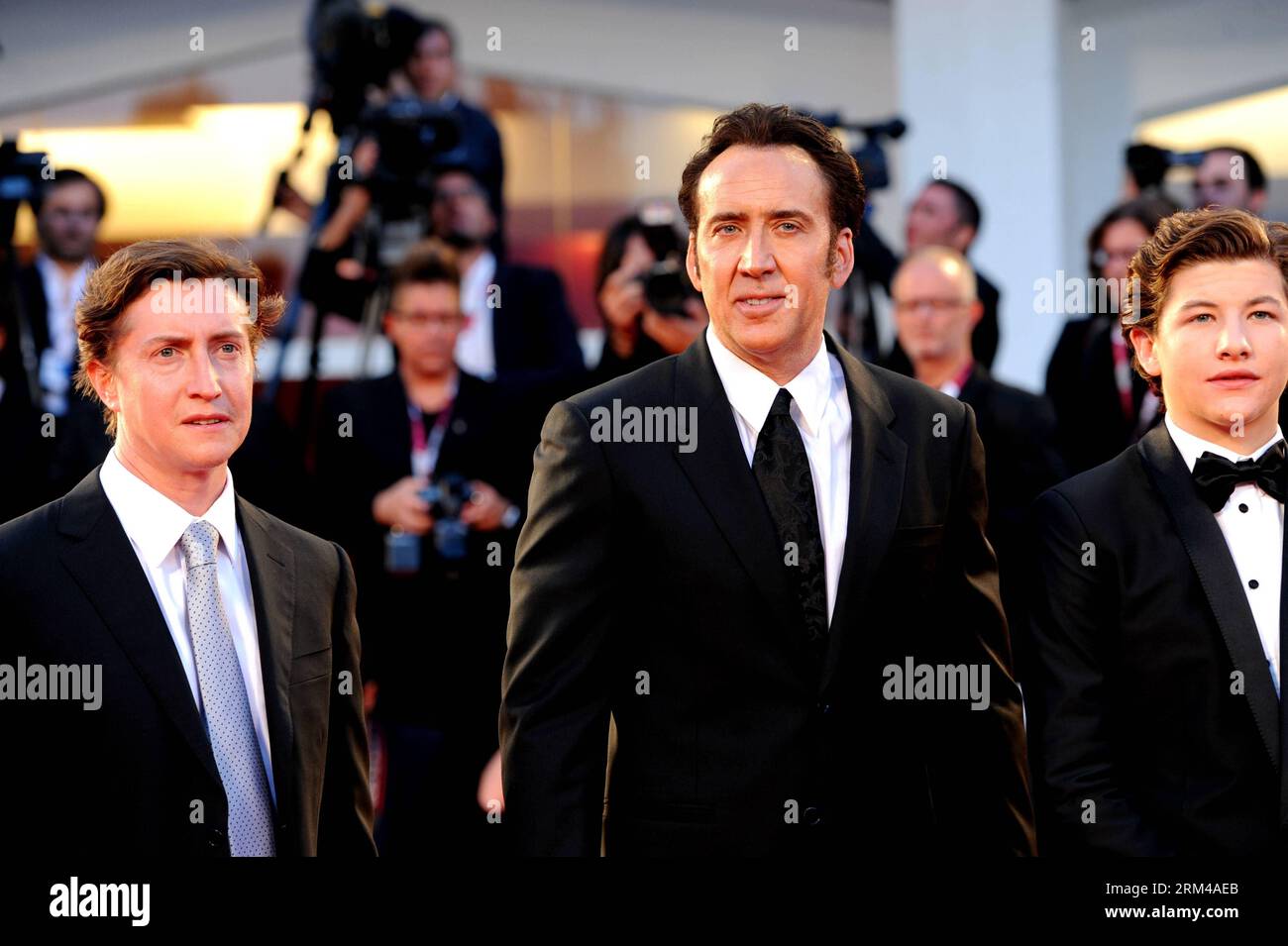 Bildnummer : 60414522 Datum : 30.08.2013 Copyright : imago/Xinhua (130830) -- VENISE, 30 août 2013 (Xinhua) -- l’acteur américain Nicolas cage (C), l’acteur Tye Sheridan (D) et le réalisateur David Gordon Green (L) posent sur le tapis rouge pour Joe lors du 70e Festival du film de Venise, au Lido de Venise, en Italie, le 30 août 2013. (Xinhua/Xu Nizhi) ITALIE-VENISE-FILM FESTIVAL-JOE PUBLICATIONxNOTxINxCHN People Entertainment x0x xkg 2013 quer 60414522 Date 30 08 2013 Copyright Imago XINHUA Venise août 30 2013 XINHUA U S acteur Nicolas cage C acteur Tye Sheridan r et réalisateur David Gordon Green l pose SUR le Red C. Banque D'Images