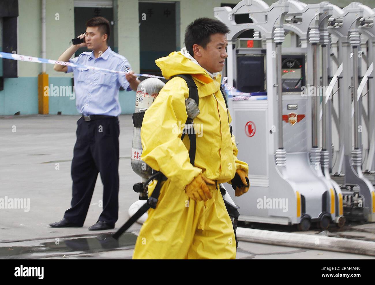 Bildnummer : 60415643 Datum : 31.08.2013 Copyright : imago/Xinhua (130831) -- SHANGHAI, 31 août 2013 (Xinhua) -- Un pompier quitte le site de l'accident à Shanghai Weng s Cold Storage Industrial Co. Ltd. Dans le district de Baoshan de Shanghai, dans l'est de la Chine, 31 août 2013. Au moins 15 personnes sont mortes et 26 autres ont été blessées, dont six grièvement, après une fuite d'ammoniac liquide à l'unité de réfrigération de Shanghai samedi, ont indiqué les autorités locales. (Xinhua/PEI Xin) CHINE-SHANGHAI-FUITE D'AMMONIAC LIQUIDE (CN) PUBLICATIONxNOTxINxCHN Chemieunfall flüssiges Ammoniak Chemikalie Gefahrenstoff Unfall Unglück xas x0x 2013 Banque D'Images