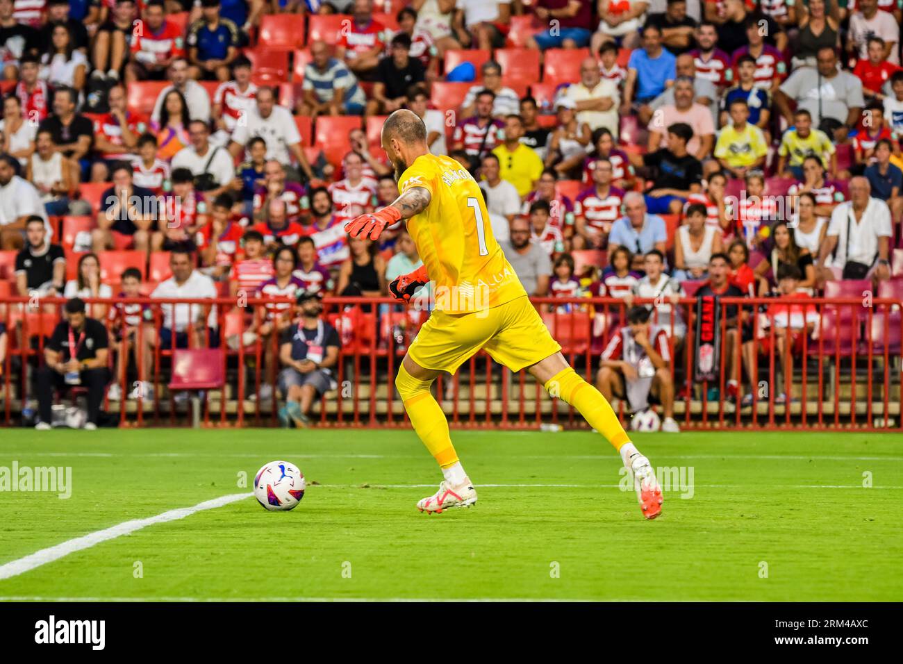 Grenade, Espagne. 26 août 2023. GRENADE, ESPAGNE - 26 AOÛT : Predrag Rajković du RCD Mallorca tire le ballon lors du match entre Granada CF et le RCD Mallorca de la Liga EA Sports le 26 août 2023 au Nuevo Los Carmenes à Grenade, Espagne. (Photo de Samuel Carreño/ crédit : PX Images/Alamy Live News Banque D'Images