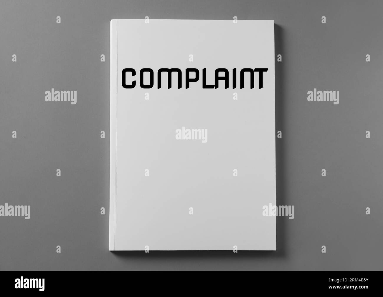 Couverture de cahier avec mot Complaint sur la table gris foncé, vue de dessus Banque D'Images