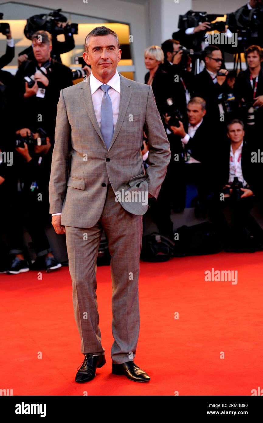 Bildnummer : 60417804 Datum : 31.08.2013 Copyright : imago/Xinhua (130831) -- VENISE, 31 août 2013 (Xinhua) -- l'acteur britannique Steve Coogan pose sur le tapis rouge pour Philomena lors du 70e Festival du film de Venise, au Lido de Venise, Italie, le 31 août 2013. (Xinhua/Xu Nizhi) ITALY-VENICE-FILM-FESTIVAL-PHILOMENA PUBLICATIONxNOTxINxCHN Kultur Entertainment People film 70 internationale Filmfestspiele Venedig Filmpremiere première Freisteller xsp x0x 2013 hoch 60417804 Date 31 08 2013 Copyright Imago XINHUA Venise août 31 2013 XINHUA acteur britannique Steve Coogan pose SUR le tapis rouge pour Phi Banque D'Images