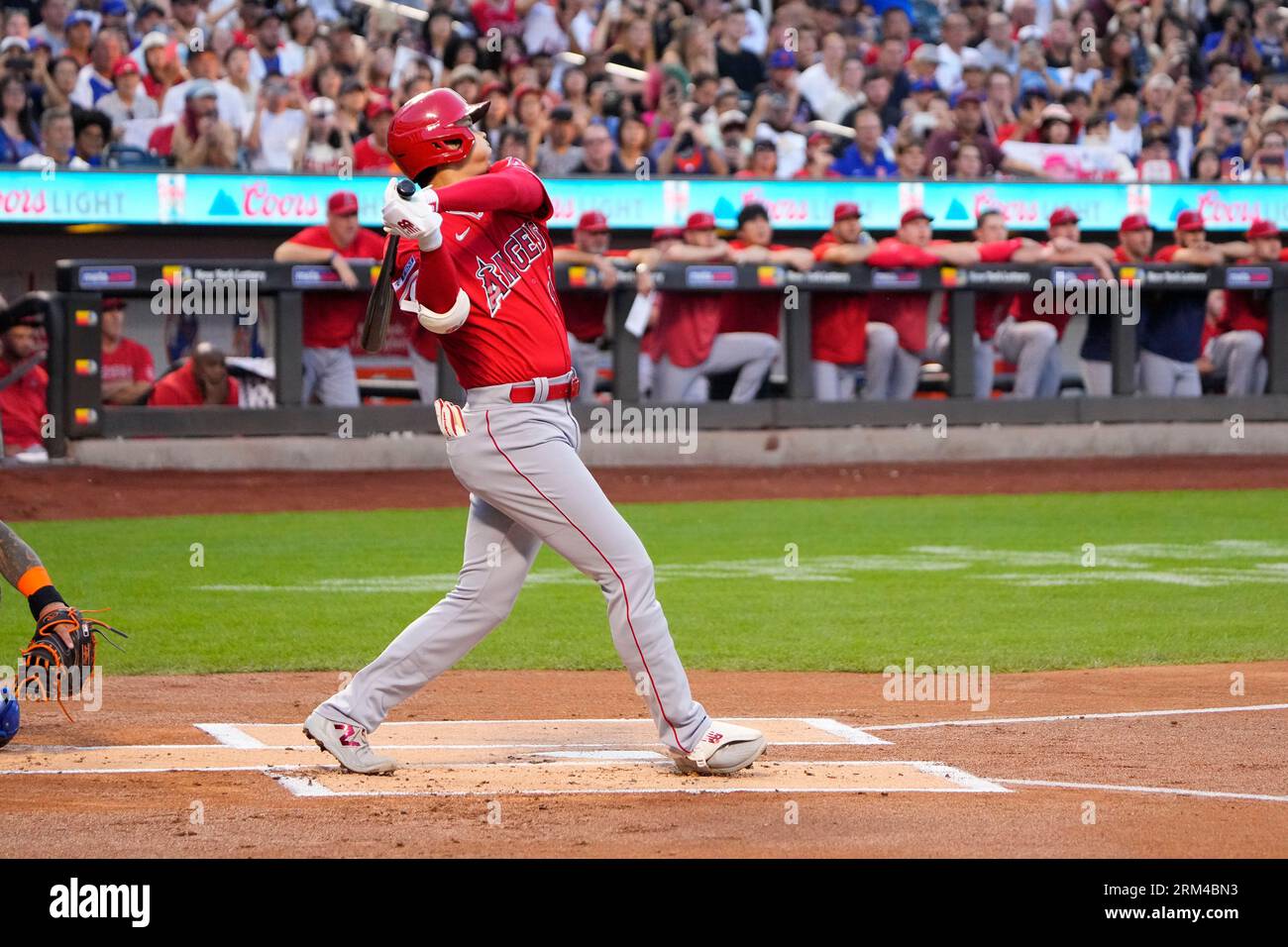 FLUSHING, NY - AUGUST 26: Los Angeles Angels Designated Hitter Shohei Ohtani (17) hits a double during the first inning of a Major League Baseball game between the Los Angeles Angels and the Mew York Mets on August 26, 2023, at Citi Field in Flushing, NY. (Photo by Gregory Fisher/Icon Sportswire) (Icon Sportswire via AP Images) Banque D'Images
