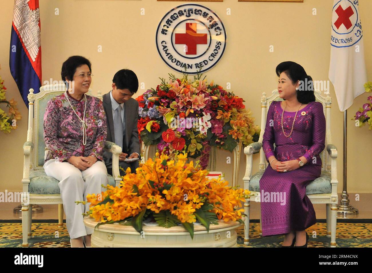 Bildnummer : 60431797 Datum : 04.09.2013 Copyright : imago/Xinhua (130904) -- PHNOM PENH, 4 septembre 2013 (Xinhua) -- le président de la Croix-Rouge cambodgienne Bun Rany (à droite), épouse du Premier ministre Hun Sen, rencontre l'ambassadeur de Chine au Cambodge BU Jianguo à Phnom Penh le 4 septembre 2013. (Xinhua/Li Hong) (yc) CAMBODGE-PHNOM PENH-CROIX ROUGE PUBLICATIONxNOTxINxCHN personnes Politik x0x xkg 2013 quer 60431797 Date 04 09 2013 Copyright Imago XINHUA Phnom Penh sept 4 2013 XINHUA le président de la Croix-Rouge cambodgienne Bun Rany r épouse des premiers ministres HUN Sen rencontre l'ambassadeur de Chine au Cambodge BU Jianguo à Phnom Banque D'Images