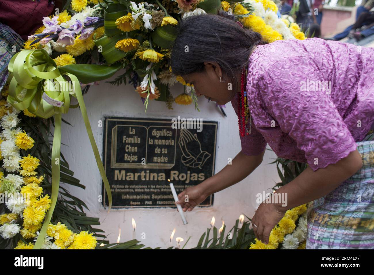 Bildnummer : 60447126 Datum : 07.09.2013 Copyright : imago/Xinhua Une femme pose une bougie sur la tombe de Martina Rojas, disparue le 13 mars 1982, à Rabinal, Baja Verapaz, Guatemala, 7 septembre 2013. Le squelette de Martina Rojas a été découvert en 2012 lors d'une enquête archéologique dans le département d'Alta Verapaz, à 300 km au nord de Guatemala. Les anthropologues guatémaltèques en ont identifié sept sur au moins 535 squelettes situés dans une ancienne caserne dans le nord du pays, correspondant à des indigènes massacrés pendant la guerre civile, certains sous le gouvernement de l'ancien dictateur EF Banque D'Images