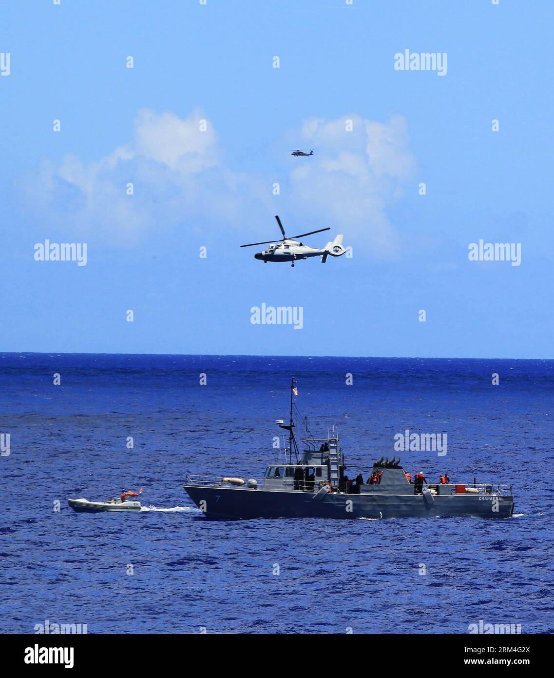 Bildnummer : 60454612 Datum : 09.09.2013 Copyright : imago/Xinhua (130910) -- HAWAÏ, (Xinhua) -- des marines et des hélicoptères chinois et américains participent à un exercice de recherche et sauvetage près d'Hawaï, aux États-Unis, le 9 septembre 2013. Quatre navires de guerre, dont le destroyer de missiles Qingdao de la marine chinoise, la frégate de missiles Linyi et l'USS Lake Erie, et trois hélicoptères, ont mené un exercice conjoint de recherche et sauvetage près d'Hawaï lundi. (Xinhua/Zha Chunming) (zw) US-CHINA-NAVY-JOINT-EXERCISE PUBLICATIONxNOTxINxCHN Gesellschaft x2x xkg 2013 quadrat o0 Militär marine kriegsschiff hubschrauber mil Banque D'Images