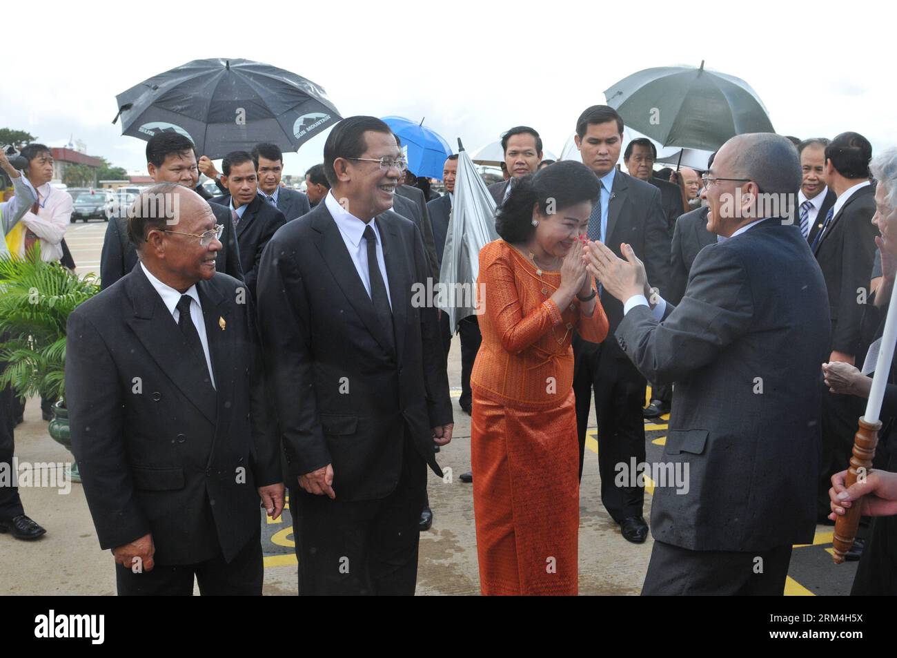 Bildnummer : 60460839 Datum : 11.09.2013 Copyright : imago/Xinhua (130911) -- PHNOM PENH, 11 septembre 2013 (Xinhua) -- le roi cambodgien Norodom Sihamoni (R) est accueilli par le Premier ministre Hun Sen (2e L) et son épouse Bun Rany (2e R) à l'aéroport international de Phnom Penh, Cambodge, le 11 septembre 2013. (Xinhua/Sovannara)(rh) CAMBODIA-PHNOM PENH-KING-WISHING PUBLICATIONxNOTxINxCHN People Politik x1x xkg 2013 quer premiumd o0 Familie privée Frau 60460839 Date 11 09 2013 Copyright Imago XINHUA Phnom Penh sept 11 2013 le roi cambodgien de XINHUA Norodom Sihamoni r EST accueilli par le Premier ministre Banque D'Images