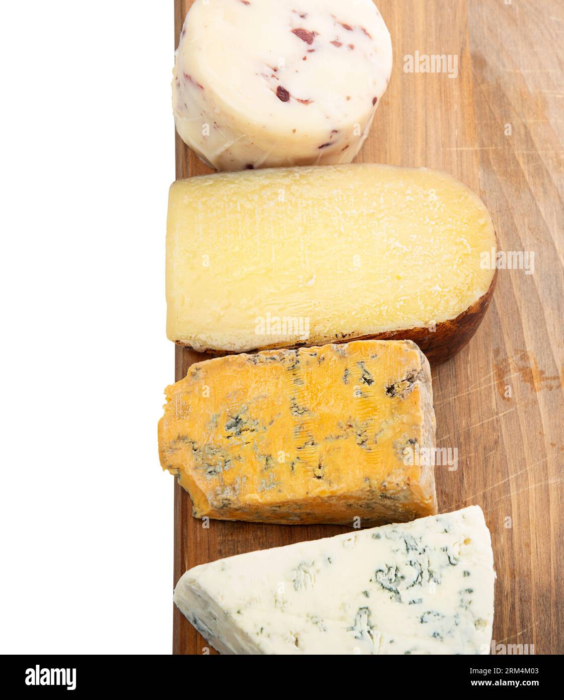Assortiment de fromages gastronomiques sur une planche de bois. Isolé sur fond blanc. Banque D'Images