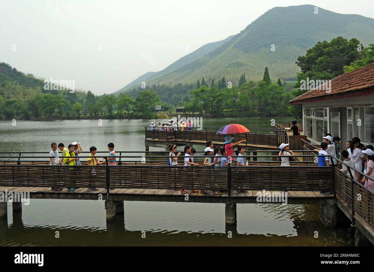 Bildnummer : 60479100 Datum : 16.09.2013 Copyright : imago/Xinhua (130916) -- XINCHANG, 16 septembre 2013 (Xinhua) -- visite d'élèves de la ville de Hangzhou dans un parc aquatique reconstruit à partir d'un réservoir dans le comté de Deqing, province de Zhejiang dans l'est de la Chine, 25 mai 2013. De grands changements ont eu lieu dans les villages de la province du Zhejiang en raison de dix ans de construction de village. Le revenu net rural par habitant du Zhejiang s élevait à 14 552 yuans RMB (environ 2 340 dollars américains) en 2012, se classant au premier rang pendant 28 années consécutives parmi les provinces et les régions autonomes de la Chine. (Xinhua/Tan Jin) (mt) CHINE-ZHEJIANG-VILLAGE-DEVEL Banque D'Images