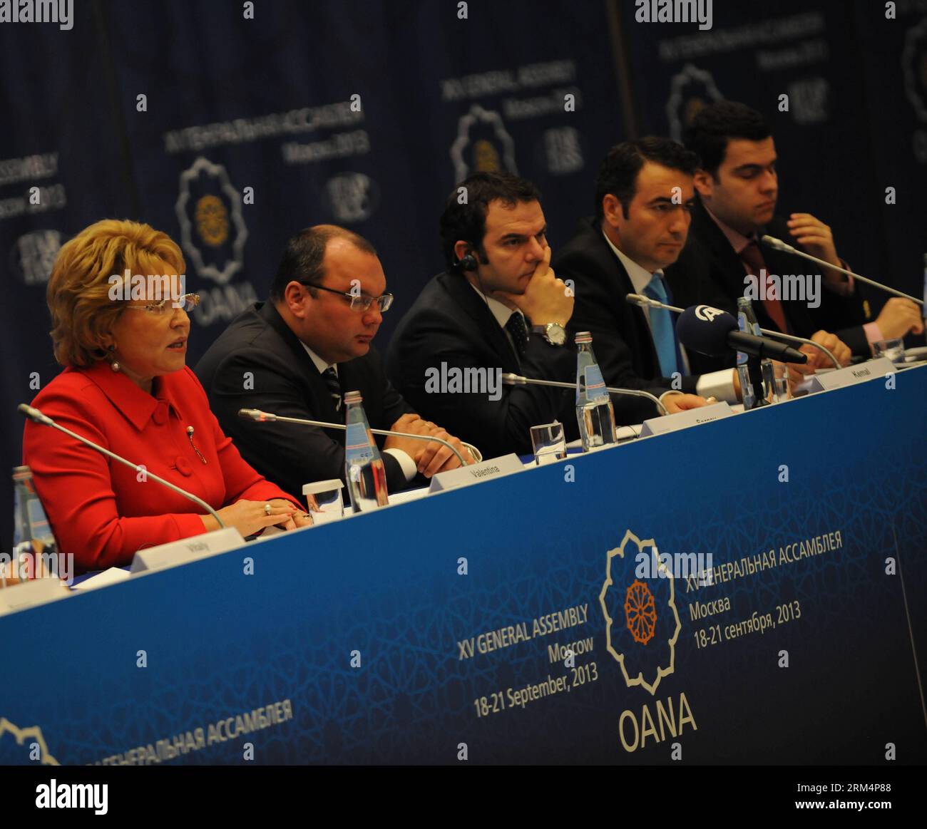 Bildnummer : 60496315 Datum : 19.09.2013 Copyright : imago/Xinhua (130919) -- MOSCOU, 19 septembre 2013 (Xinhua) -- Valentina Matvienko, présidente du Conseil de la Fédération de Russie, prononce un discours à la 15e assemblée générale de l'Organisation des agences de presse Asie-Pacifique (OANA) à Moscou, Russie, le 19 septembre 2013. La conférence OANA de deux jours s'est ouverte jeudi.(Xinhua/Dai Tianfang) (lyx) RUSSIA-MOSCOW-OANA CONFERENCE-OPEN PUBLICATIONxNOTxINxCHN People xas x0x 2013 quadrat 60496315 Date 19 09 2013 Copyright Imago XINHUA Moscou sept 19 2013 XINHUA Présidente du Conseil de la Fédération de Russie Valentina Banque D'Images