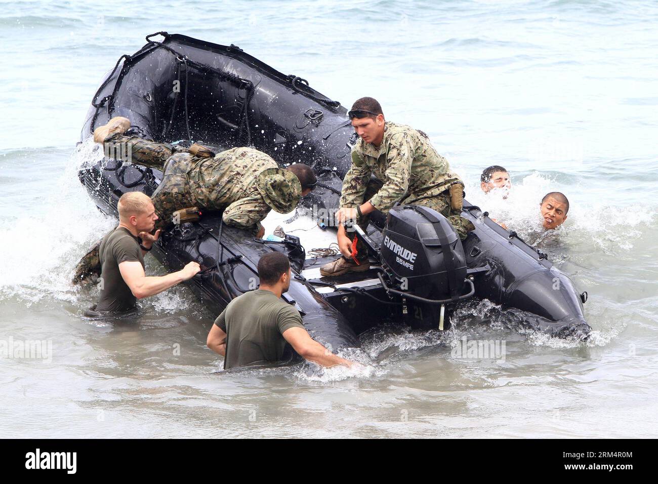 Bildnummer : 60503616 Datum : 20.09.2013 Copyright : imago/Xinhua (130920) -- PROVINCE DE CAVITE, 20 septembre 2013 (Xinhua) -- des soldats américains et philippins participent à un exercice amphibie dans la province de Cavite, Philippines, 20 septembre 2013. Les forces américaines et Philippines ont commencé le 18 septembre le RP-US Exercice de débarquement amphibie (PHIBLEX) qui durera jusqu'au 11 octobre et impliquera 2 300 soldats philippins et américains. (Xinhua/Rouelle Umali) PHILIPPINES-PROVINCE DE CAVITE-US-EXERCICE AMPHIBIE PUBLICATIONxNOTxINxCHN xcb x0x 2013 quer 60503616 Date 20 09 2013 Copyright Imago XINHUA Cavite province se Banque D'Images