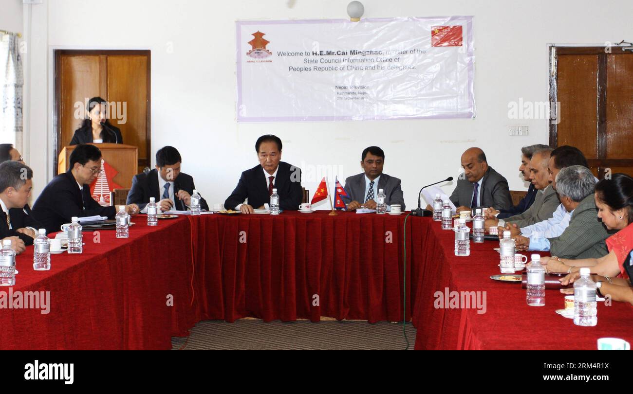 Bildnummer : 60505362 Datum : 20.09.2013 Copyright : imago/Xinhua (130920) - KATMANDOU, 20 septembre 2013 (Xinhua) -- CAI Mingzhao (central L), chef du Bureau d’information du Conseil d’État de Chine, assiste à un programme d’interaction avec Laxman Humaga (central R), directeur général de Nepal Television, lors de sa visite à Nepal Television à Katmandou, capitale du Népal, le 20 septembre 2013. (Xinhua/Sunil Sharma) (syq) NÉPAL-KATMANDOU-CAI MINGZHAO-VISIT PUBLICATIONxNOTxINxCHN people xas x0x 2013 quer premiumd 60505362 Date 20 09 2013 Copyright Imago XINHUA Katmandou sept 20 2013 XINHUA Cai Banque D'Images