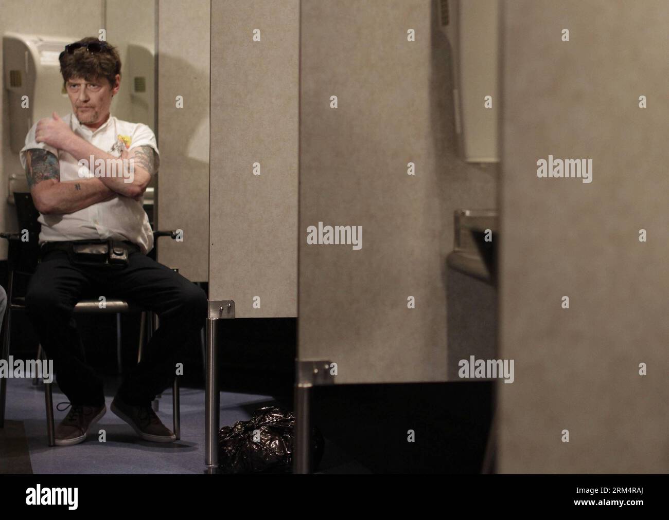 Bildnummer : 60509125 Datum : 20.09.2013 Copyright : imago/Xinhua Un utilisateur de drogue prend une pause dans un site d'injection de drogue à Vancouver, Canada, 20 septembre 2013. Une fête de rue et une journée portes ouvertes pour INSITE -- le seul site d'injection supervisé légal en Amérique du Nord, a eu lieu ici vendredi pour marquer son 10e anniversaire. Au cours des dix années, INSITE a vu plus de deux millions de visiteurs et reçoit aujourd’hui environ 700 visiteurs par jour. (Xinhua/Liang Sen) (lyx) CANADA-VANCOUVER-CENTRE D'INJECTION DE DROGUES-JOURNÉE OUVERTE PUBLICATIONxNOTxINxCHN Gesellschaft Drogen Fixerstube Drogenkonsum Drogensucht Drukraum Fotostory prem Banque D'Images