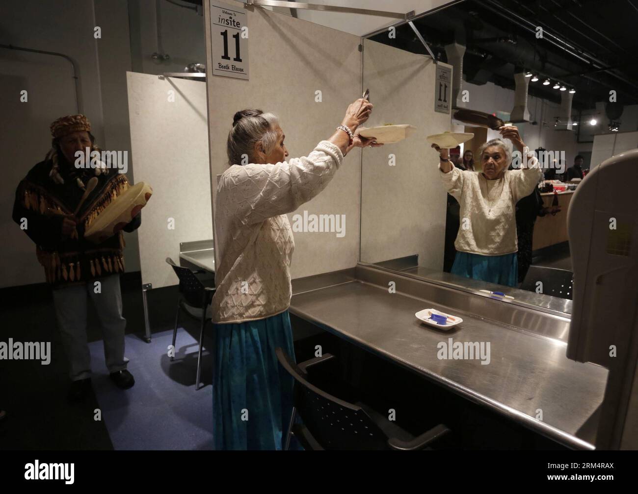 Les membres des Premières nations prient le long des cabines d'injection au site d'injection de drogues à Vancouver, Canada, le 20 septembre 2013. Une fête de rue et une journée portes ouvertes pour INSITE -- le seul site d'injection supervisé légal en Amérique du Nord, a eu lieu ici vendredi pour marquer son 10e anniversaire. Au cours des dix années, INSITE a vu plus de deux millions de visiteurs et reçoit aujourd’hui environ 700 visiteurs par jour. Xinhua/Liang Sen lyx CANADA-VANCOUVER-CENTRE D'INJECTION DE DROGUES-JOURNÉE OUVERTE PUBLICATIONxNOTxINxCHN Banque D'Images