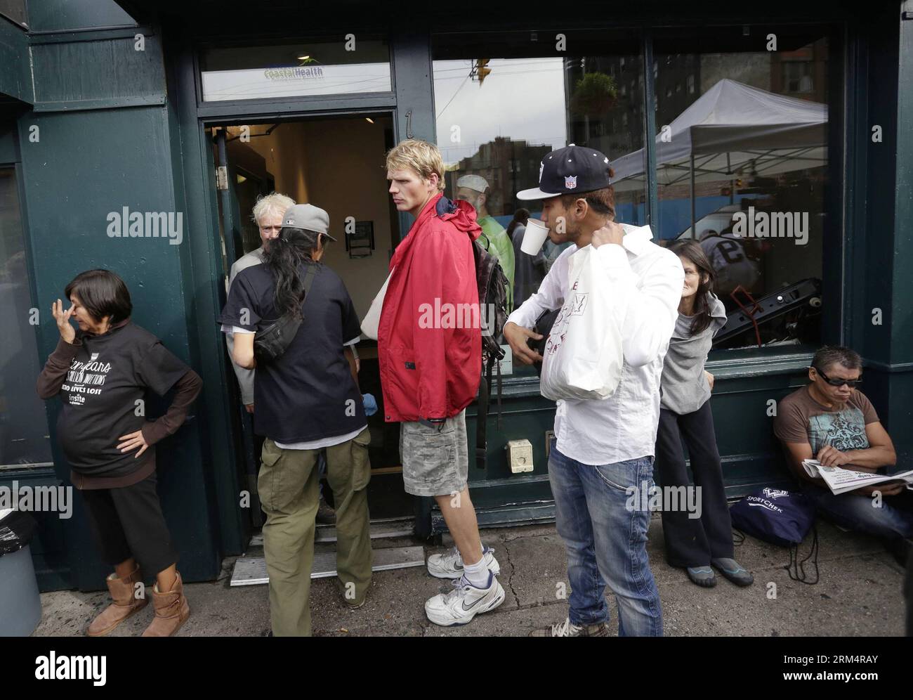 Les usagers de drogues font la queue au site d'injection de drogues à Vancouver, Canada, le 20 septembre 2013. Une fête de rue et une journée portes ouvertes pour INSITE -- le seul site d'injection supervisé légal en Amérique du Nord, a eu lieu ici vendredi pour marquer son 10e anniversaire. Au cours des dix années, INSITE a vu plus de deux millions de visiteurs et reçoit aujourd’hui environ 700 visiteurs par jour. Xinhua/Liang Sen lyx CANADA-VANCOUVER-CENTRE D'INJECTION DE DROGUES-JOURNÉE OUVERTE PUBLICATIONxNOTxINxCHN Banque D'Images