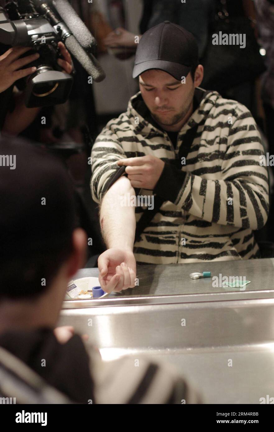 Bildnummer : 60509122 Datum : 20.09.2013 Copyright : imago/Xinhua Un utilisateur de drogue fait une injection au site d'injection de drogue à Vancouver, Canada, 20 septembre 2013. Une fête de rue et une journée portes ouvertes pour INSITE -- le seul site d'injection supervisé légal en Amérique du Nord, a eu lieu ici vendredi pour marquer son 10e anniversaire. Au cours des dix années, INSITE a vu plus de deux millions de visiteurs et reçoit aujourd’hui environ 700 visiteurs par jour. (Xinhua/Liang Sen) (lyx) CANADA-VANCOUVER-CENTRE D'INJECTION DE DROGUES-JOURNÉE OUVERTE PUBLICATIONxNOTxINxCHN Gesellschaft Drogen Fixerstube Drogenkonsum Drogensucht Drukraum Fotosto Banque D'Images