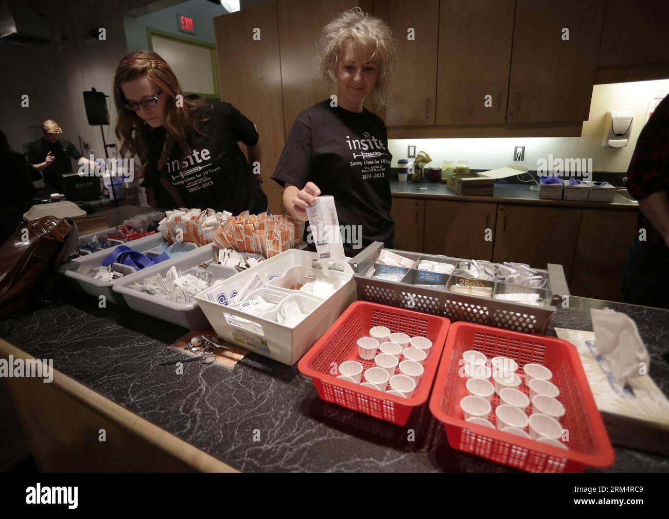 Des fournitures pour les utilisateurs de drogues sont vues au site d'injection de drogues à Vancouver, Canada, le 20 septembre 2013. Une fête de rue et une journée portes ouvertes pour INSITE -- le seul site d'injection supervisé légal en Amérique du Nord, a eu lieu ici vendredi pour marquer son 10e anniversaire. Au cours des dix années, INSITE a vu plus de deux millions de visiteurs et reçoit aujourd’hui environ 700 visiteurs par jour. Xinhua/Liang Sen lyx CANADA-VANCOUVER-CENTRE D'INJECTION DE DROGUES-JOURNÉE OUVERTE PUBLICATIONxNOTxINxCHN Banque D'Images