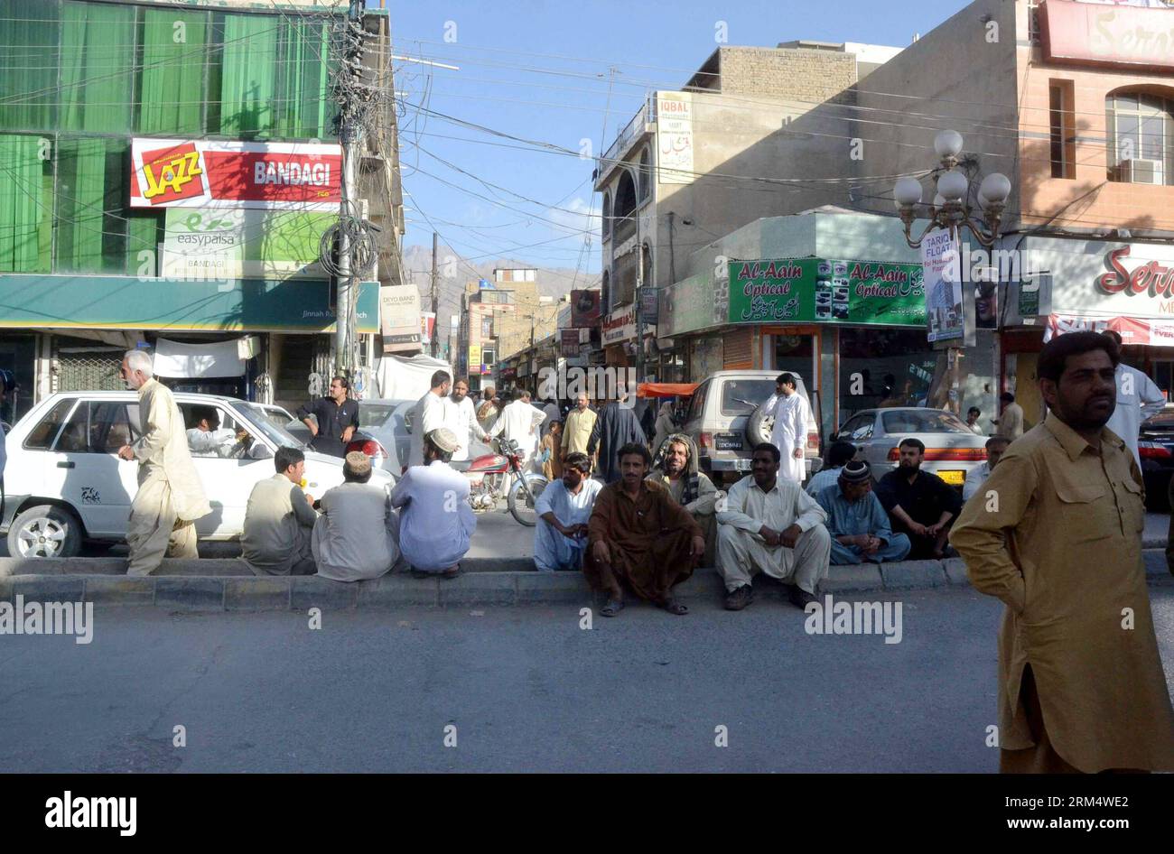 Bildnummer : 60521288 Datum : 24.09.2013 Copyright : imago/Xinhua (130924) -- QUETTA, 24 septembre 2013 (Xinhua) -- évacuer des bâtiments après un violent tremblement de terre à Quetta, dans le sud-ouest du Pakistan, le 24 septembre 2013. Un tremblement de terre de magnitude 7,8 a secoué le Pakistan à 7:29 heures mardi (heure de Pékin), selon le China Earthquake Networks Center. (Xinhua/Mohammad) PAKISTAN-QUETTA-EARTH QUAKE PUBLICATIONxNOTxINxCHN Gesellschaft Erdbeben au Pakistan premiumd xsp x0x 2013 quer 60521288 Date 24 09 2013 Copyright Imago XINHUA Quetta sept 24 2013 XINHUA évacue des bâtiments après une terre sévère Banque D'Images