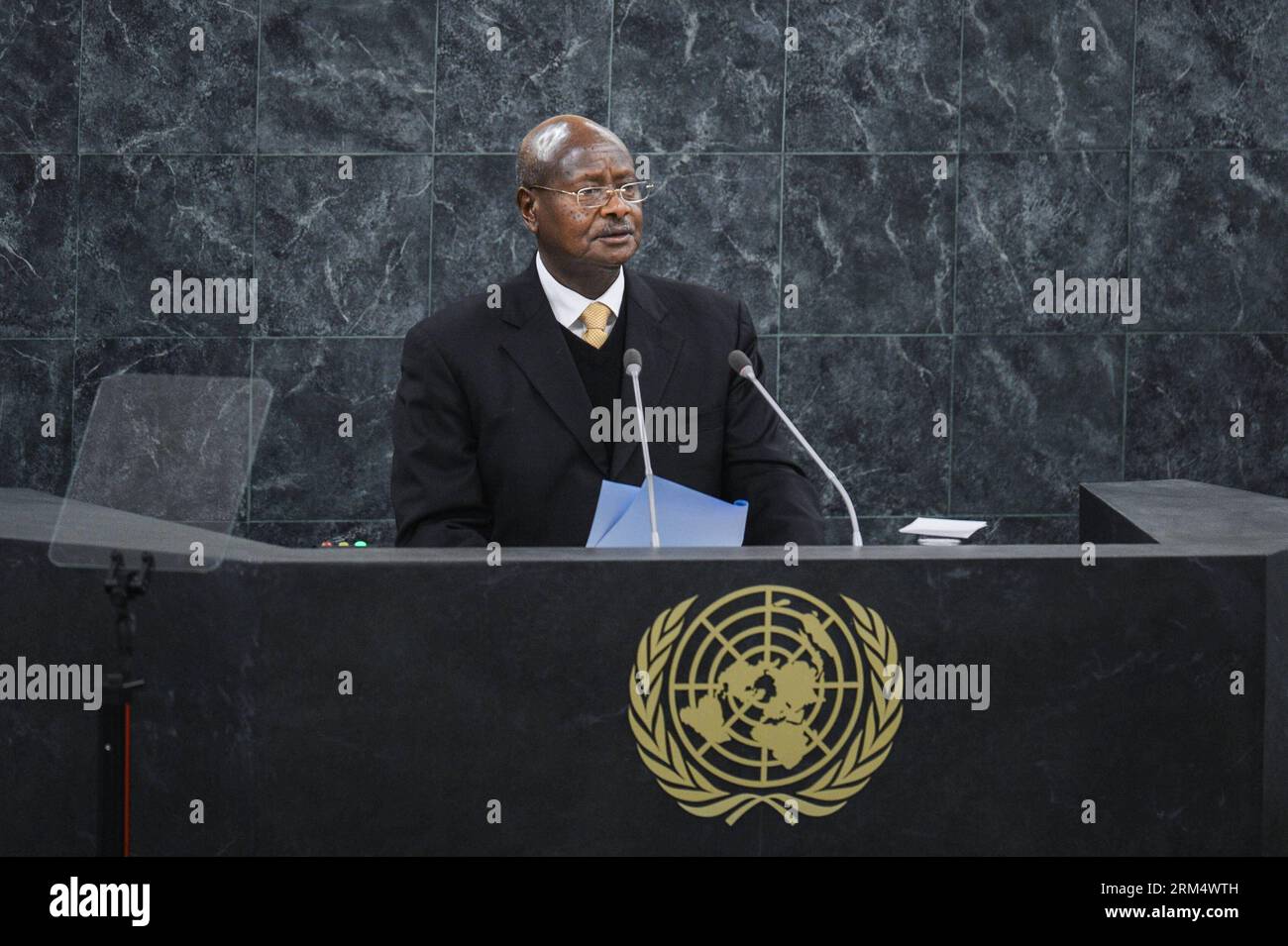 NEW YORK, le 24 septembre 2013 - le président ougandais, Yoweri Kaguta Museveni, prend la parole lors du débat général de la 68e session de l Assemblée générale des Nations Unies, au siège de l ONU à New York, le 24 septembre 2013. Le débat général a commencé ici mardi. Xinhua/Niu Xiaolei ASSEMBLÉE GÉNÉRALE des Nations Unies PUBLICATIONxNOTxINxCHN Banque D'Images