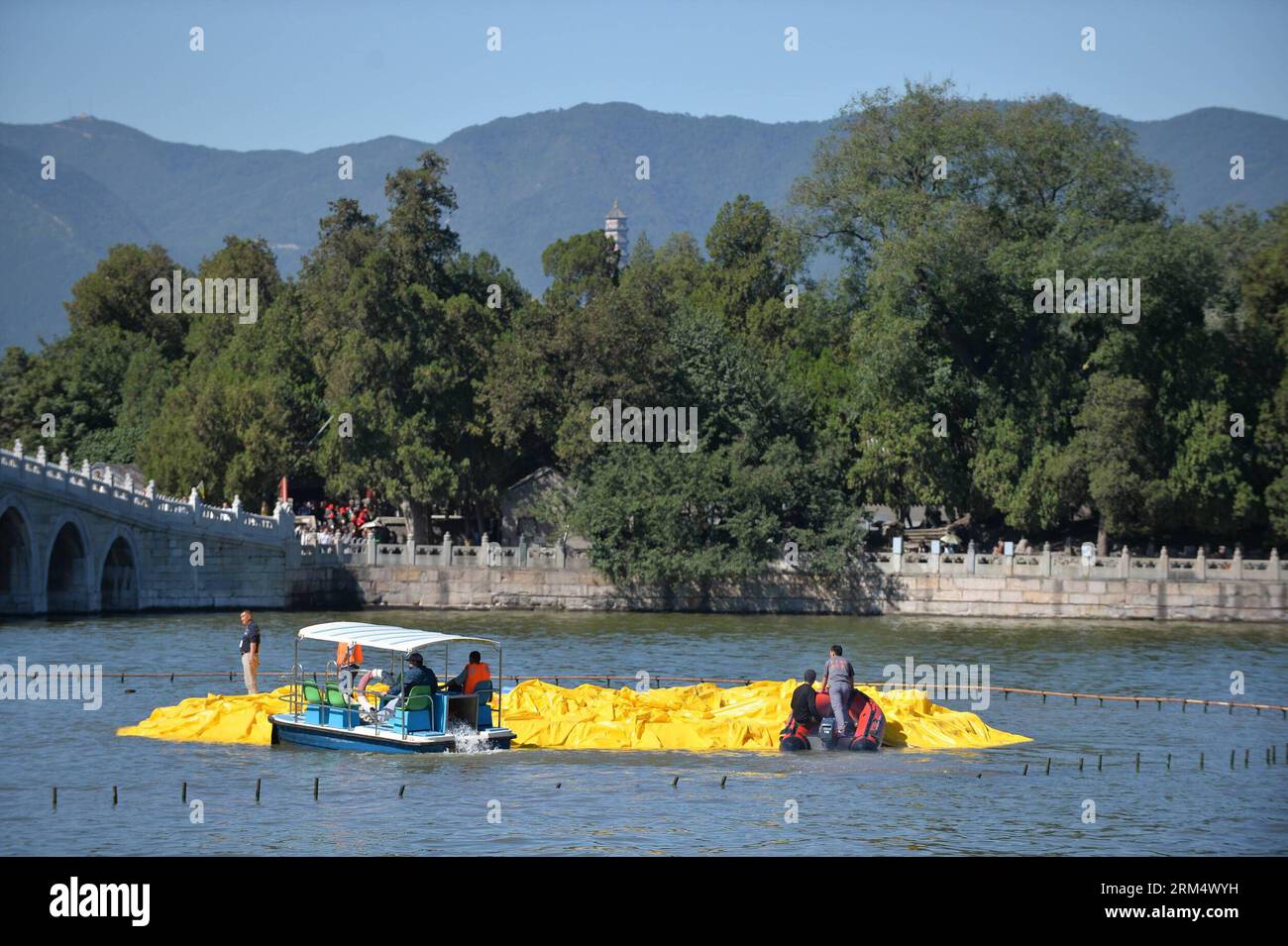 Bildnummer : 60524360 Datum : 25.09.2013 Copyright : imago/Xinhua (130925) -- BEIJING, 25 septembre 2013 (Xinhua) -- Un canard géant en caoutchouc est transféré à l'endroit prévu pour attendre l'inflation de l'air sur le lac Kunming au Palais d'été de Beijing, capitale de la Chine, le 25 septembre 2013. Le canard gonflable de 18 mètres de haut vient de terminer son voyage au Parc International Garden Expo le 23 septembre, et rencontrera le public au Palais d’été, un lieu touristique célèbre de Pékin, du 26 septembre au 26 octobre. (Xinhua/Li Xin) (ry) CHINE-PÉKIN-CANARD GÉANT EN CAOUTCHOUC (CN) PUBLICATIONxNOTxINxCHN Kultur Kunst Ente Gumm Banque D'Images