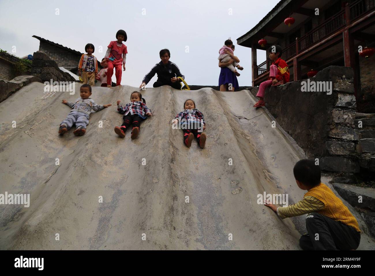 Bildnummer : 60534645 Datum : 26.09.2013 Copyright : imago/Xinhua (130927) -- ZHAOPING, 26 septembre 2013 (Xinhua) -- des enfants jouent sur un toboggan dans l'ancienne ville de Huangyao dans le comté de Zhaoping, dans la région autonome de Guangxi Zhuang, dans le sud de la Chine, 26 septembre 2013. Couvrant une superficie de quelque 3,6 kilomètres carrés, la ville a une histoire de près de mille ans. (Xinhua/Xiong Suling) (wqq) CHINA-GUANGXI-ZHAOPING-ANCIENT TOWN (CN) PUBLICATIONxNOTxINxCHN Gesellschaft Kultur China xdp x0x 2013 quer 60534645 Date 26 09 2013 Copyright Imago XINHUA Zhao Ping sept 26 2013 enfants XINHUA jouer SUR une diapositive Banque D'Images