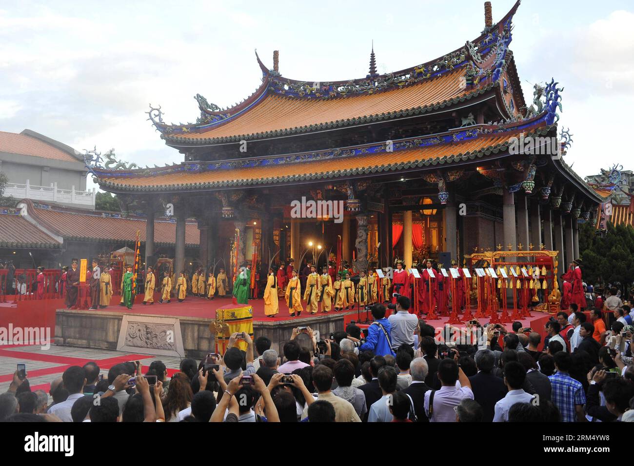 Bildnummer : 60537622 Datum : 28.09.2013 Copyright : imago/Xinhua (130928) -- TAIPEI, 28 septembre 2013 (Xinhua) -- Une cérémonie commémorative est organisée pour marquer le 2 564 anniversaire de Confucius au Temple Confucius à Taipei, dans le sud-est de la Chine Taiwan, le 28 septembre 2013. (Xinhua/lu Peng) (ry) CHINE-TAIPEI-CONFUCIUS-ANNIVERSAIRE (CN) PUBLICATIONxNOTxINxCHN xas x0x 2013 quer 60537622 Date 28 09 2013 Copyright Imago XINHUA Taipei sept 28 2013 XINHUA une cérémonie commémorative EST un héros pour marquer le 2 anniversaire de Confucius AU Temple Confucius à Taipei Sud-est de la Chine S TAIWAN Banque D'Images