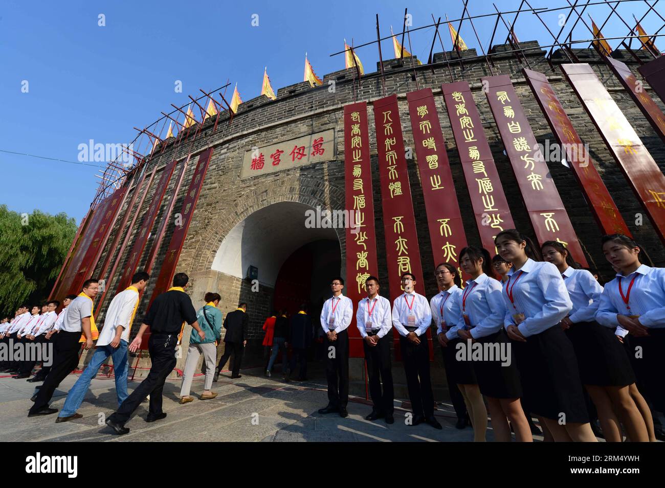 Bildnummer : 60537598 Datum : 28.09.2013 Copyright : imago/Xinhua (130928) -- QUFU, 28 septembre 2013 (Xinhua) -- les délégués assistent à une cérémonie commémorative pour marquer le 2 564e anniversaire de Confucius au temple de Confucius à Qufu, dans la province du Shandong de l'est de la Chine, le 28 septembre 2013. Qufu est connue comme la ville natale du grand philosophe et éducateur chinois Confucius. (Xinhua/Guo Xulei) (ry) CHINE-QUFU-CONFUCIUS-ANNIVERSAIRE (CN) PUBLICATIONxNOTxINxCHN xas x0x 2013 quer 60537598 Date 28 09 2013 Copyright Imago XINHUA Qufu sept 28 2013 les délégués XINHUA assistent à une cérémonie commémorative Banque D'Images
