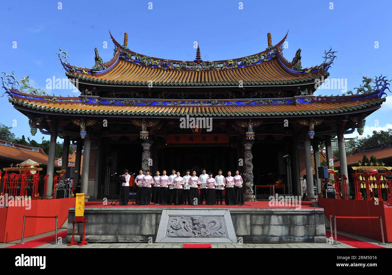 Bildnummer : 60538253 Datum : 28.09.2013 Copyright : imago/Xinhua (130928) -- TAIPEI, 28 septembre 2013 (Xinhua) -- des étudiants universitaires récitent après une cérémonie marquant le 2564e anniversaire de Confucius au temple confucéen de Taipei, dans le sud-est de la Chine Taiwan, le 28 septembre 2013. (Xinhua/lu Peng) (mt) CHINA-TAIPEI-CONFUCIUS-MEMORIAL CEREMONY (CN) PUBLICATIONxNOTxINxCHN xas x0x 2013 quer 60538253 Date 28 09 2013 Copyright Imago XINHUA Taipei sept 28 2013 des étudiants de l'Université XINHUA effectuent une récitation après une cérémonie marquant l'anniversaire de Confucius AU T. Banque D'Images