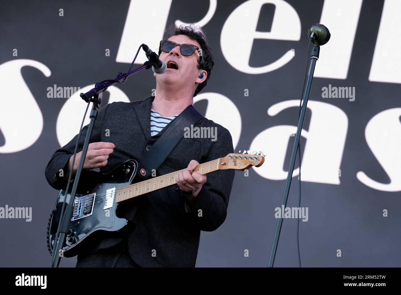 Portsmouth, Royaume-Uni. 26 août 2023. Stevie Jackson guitariste et chanteur avec le duo pop écossais Belle & Sebastian vu jouer sur scène au Victorious Festival. (Photo de Dawn Fletcher-Park/SOPA Images/Sipa USA) crédit : SIPA US/Alamy Live News Banque D'Images