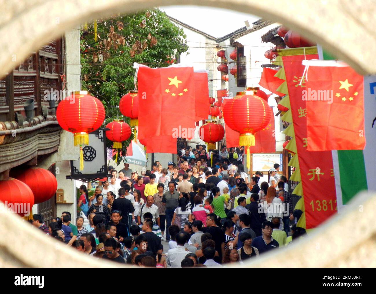 Bildnummer : 60564468 Datum : 05.10.2013 Copyright : imago/Xinhua touristes visitent Shantang Old Street à Suzhou, province de Jiangsu de l'est de la Chine, 5 octobre 2013. Shantang Old Street, une rue commerçante prospère de la dynastie Ming (1368-1644) et de la dynastie Qing (1644-1911), attire un nombre croissant de touristes en raison de sa politique d'entrée gratuite depuis six ans. (Xinhua/Wang Jiankang) (cjq) CHINA-SUZHOU-TOURISM (CN) PUBLICATIONxNOTxINxCHN Gesellschaft xsp x0x 2013 quer 60564468 Date 05 10 2013 Copyright Imago XINHUA touristes visitent la vieille rue Tang Shan à Suzhou East China S Jiang Banque D'Images