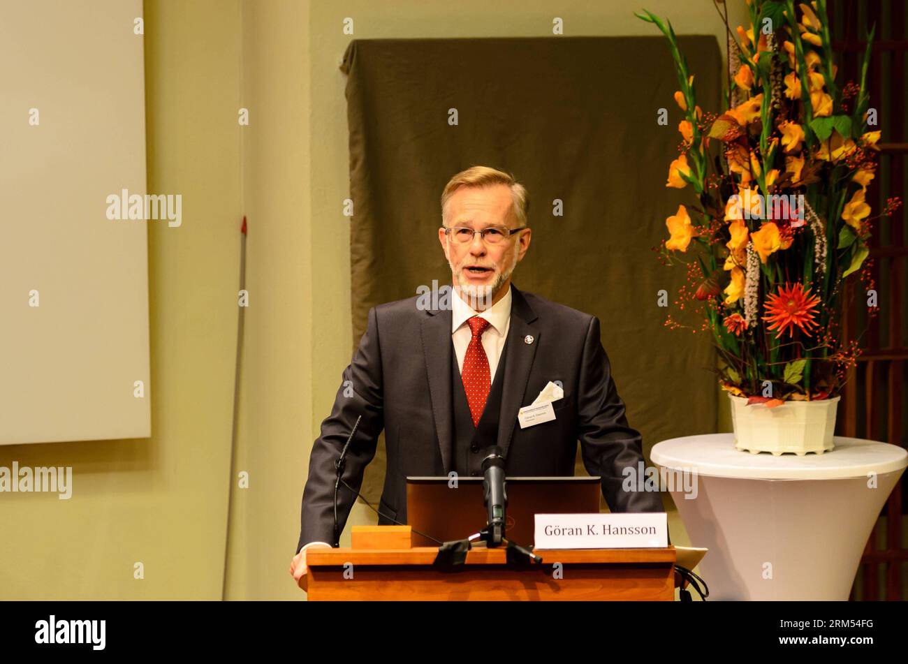 (131007) -- STOCKHOLM, 07 octobre 2013 (Xinhua) -- Goeran Hansson, président du comité Nobel, annonce les lauréats du prix Nobel de médecine lors d'une conférence de presse le 7 octobre 2013 à l'Institut Karolinska de Stockholm. Le prix Nobel de physiologie ou médecine 2013 a été décerné à James E. Rothman, Randy W. Schekman et Thomas C. Sudhof pour leurs découvertes de machines régulant le trafic vésiculaire, un système de transport majeur dans nos cellules, selon l'Assemblée Nobel. (Xinhua/Shi Tiancheng) SUÈDE-PRIX NOBEL DE MÉDECINE PUBLICATIONxNOTxINxCHN 131007 Stockholm OCT 07 2013 XINHUA Président de Banque D'Images